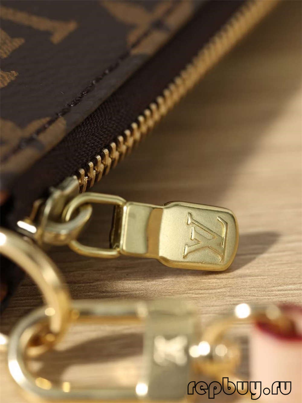 Louis Vuitton M40712 Pochette Accessoires top replica handbags Closure Logo and hardware details (2022 Special)-Best Quality Fake designer Bag Review, Replica designer bag ru Louis Vuitton M40712 Pochette Accessoires top replica handbags Closure Logo and hardware details (2022 Special)-Best Quality Fake designer Bag Review, Replica designer bag ru