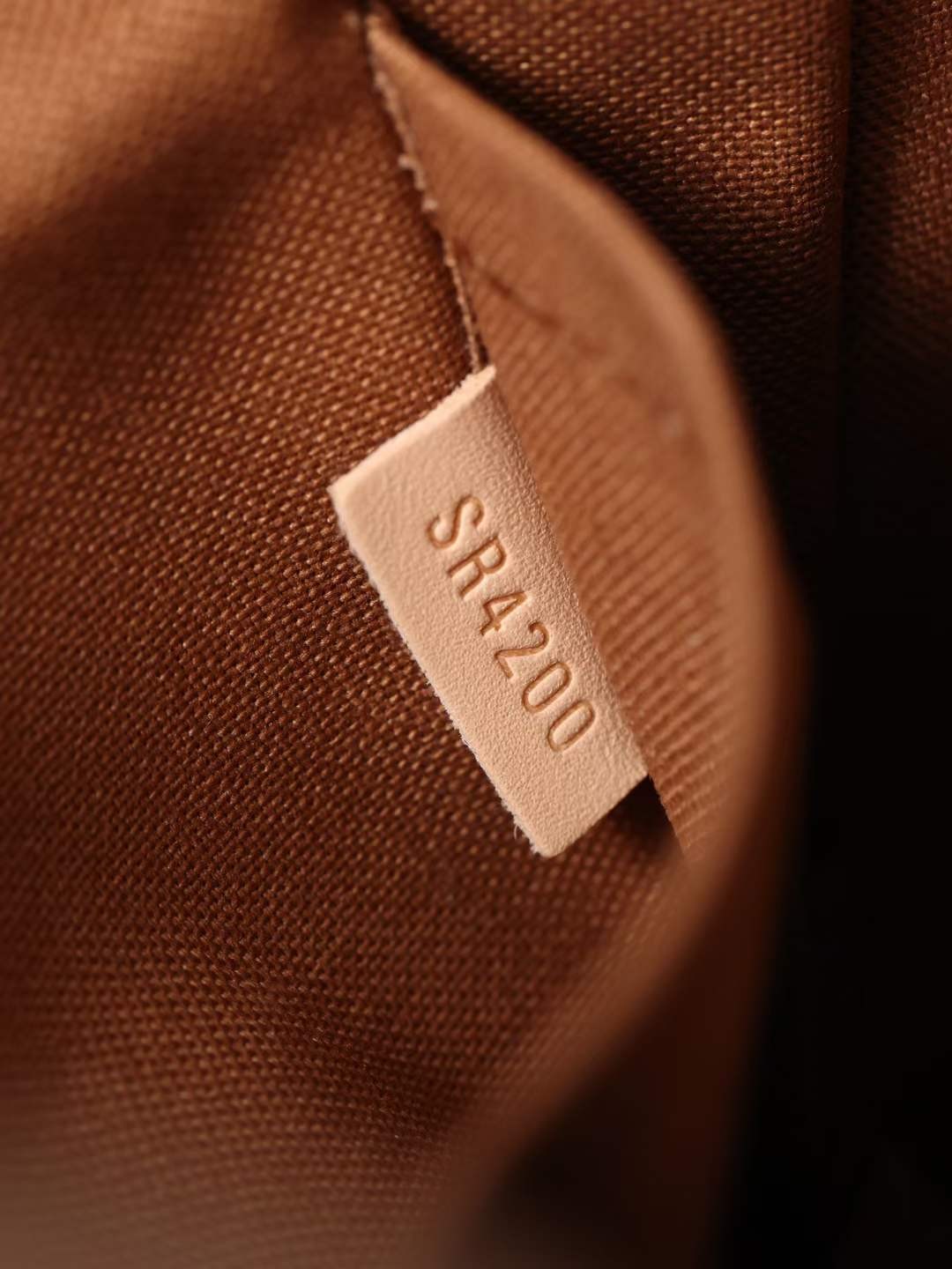 Louis Vuitton M40712 Pochette Accessoires 23.5 x 13.5 x 4 cm Inside pocket detail (2022 Special)-Best Quality Fake designer Bag Review, Replica designer bag ru Louis Vuitton M40712 Pochette Accessoires 23.5 x 13.5 x 4 cm Inside pocket detail (2022 Special)-Best Quality Fake designer Bag Review, Replica designer bag ru