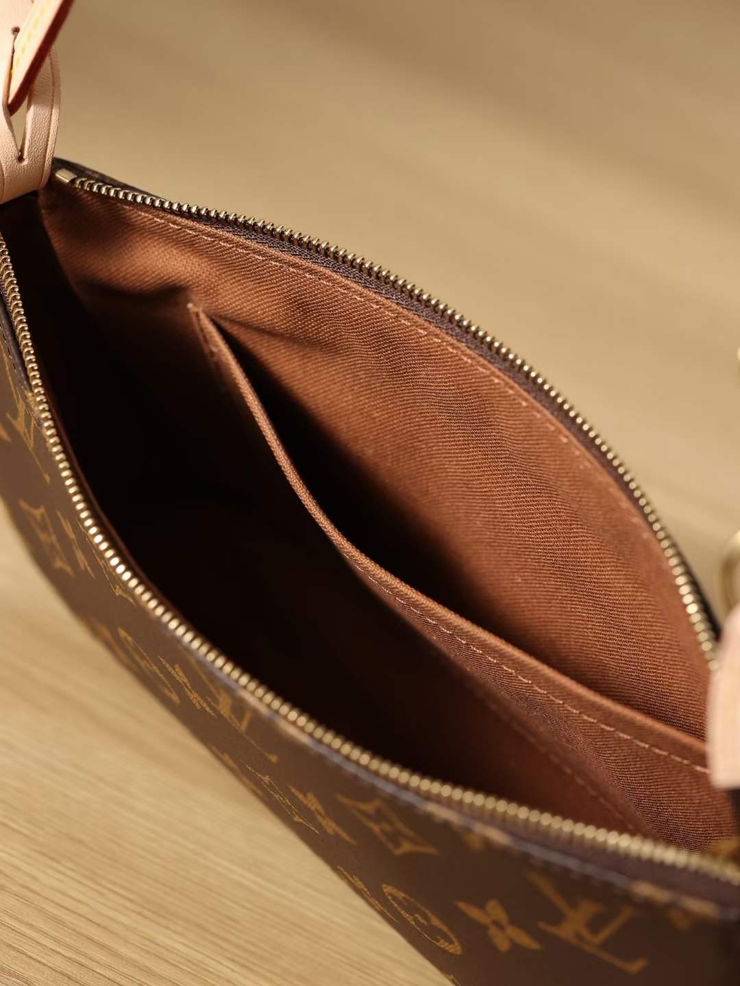 Louis Vuitton M40712 Pochette Accessoires 23.5 x 13.5 x 4 cm Inside pocket detail (2022 Special)-Best Quality Fake designer Bag Review, Replica designer bag ru Louis Vuitton M40712 Pochette Accessoires 23.5 x 13.5 x 4 cm Inside pocket detail (2022 Special)-Best Quality Fake designer Bag Review, Replica designer bag ru