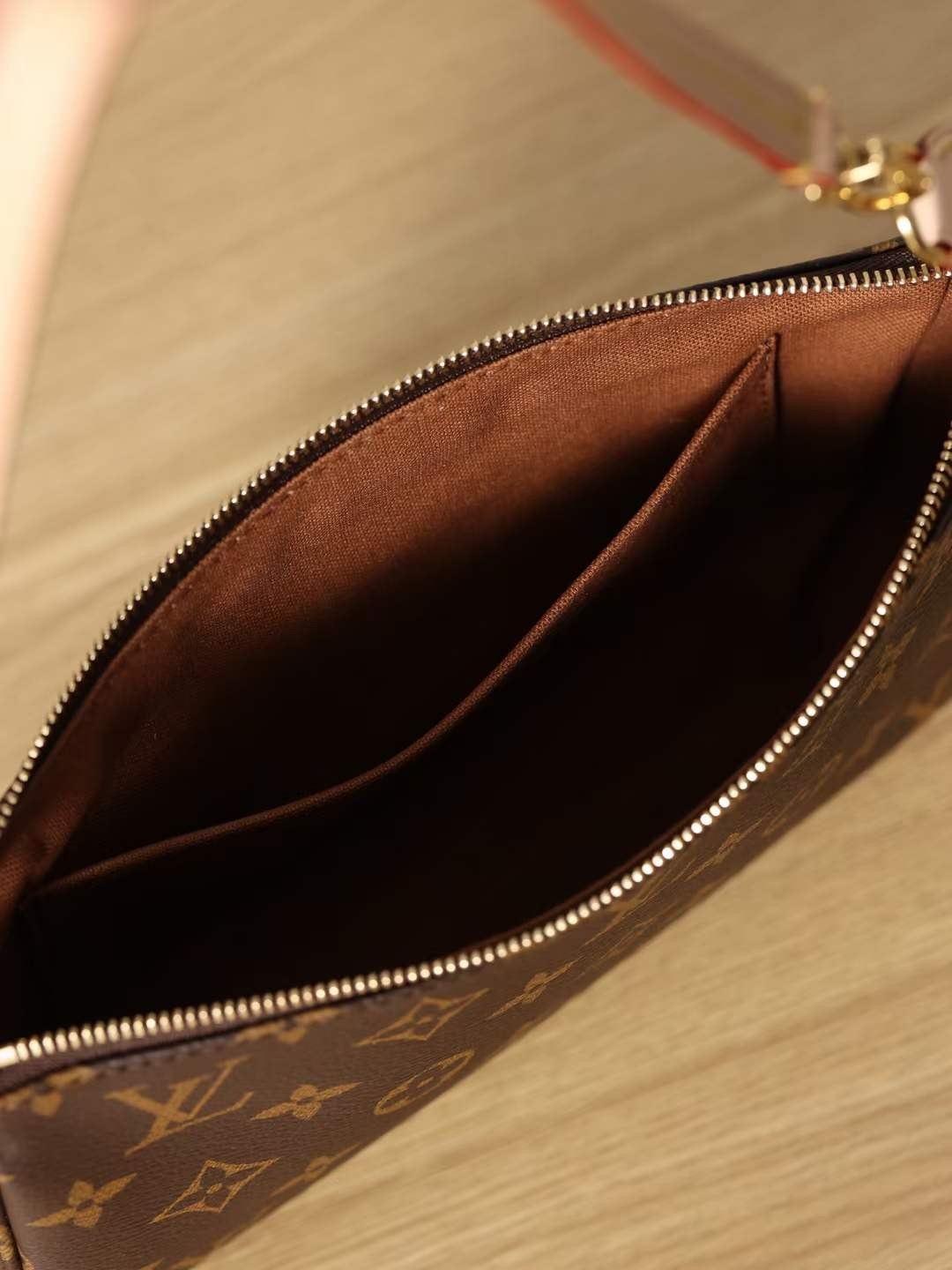 Louis Vuitton M40712 Pochette Accessoires 23.5 x 13.5 x 4 cm Inside pocket detail (2022 Special)-Best Quality Fake designer Bag Review, Replica designer bag ru Louis Vuitton M40712 Pochette Accessoires 23.5 x 13.5 x 4 cm Inside pocket detail (2022 Special)-Best Quality Fake designer Bag Review, Replica designer bag ru