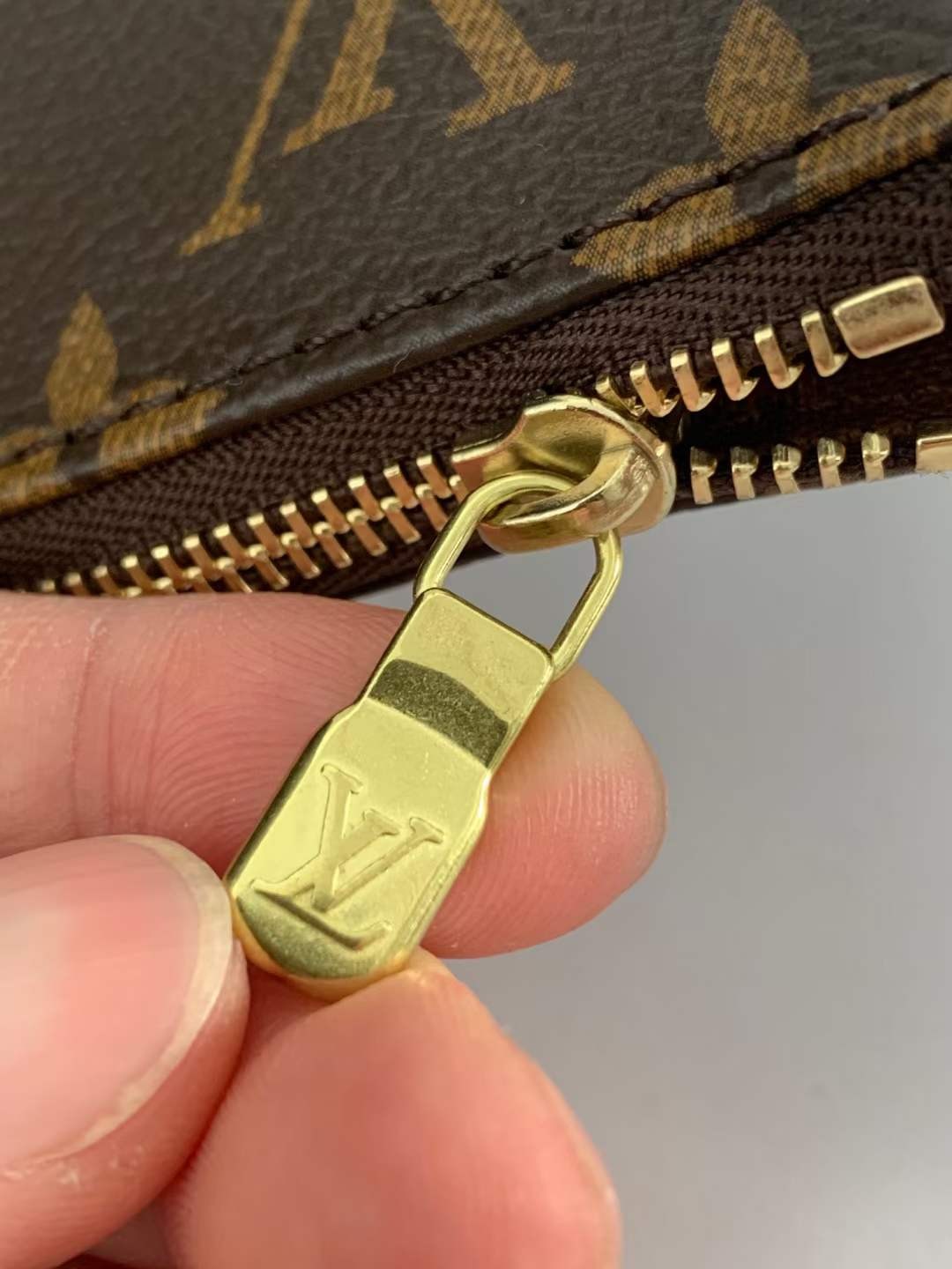 Louis Vuitton M40712 Pochette Accessoires 23.5 x 13.5 x 4 cm Leather surface details (2022 Edition)-Best Quality Fake designer Bag Review, Replica designer bag ru Louis Vuitton M40712 Pochette Accessoires 23.5 x 13.5 x 4 cm Leather surface details (2022 Edition)-Best Quality Fake designer Bag Review, Replica designer bag ru
