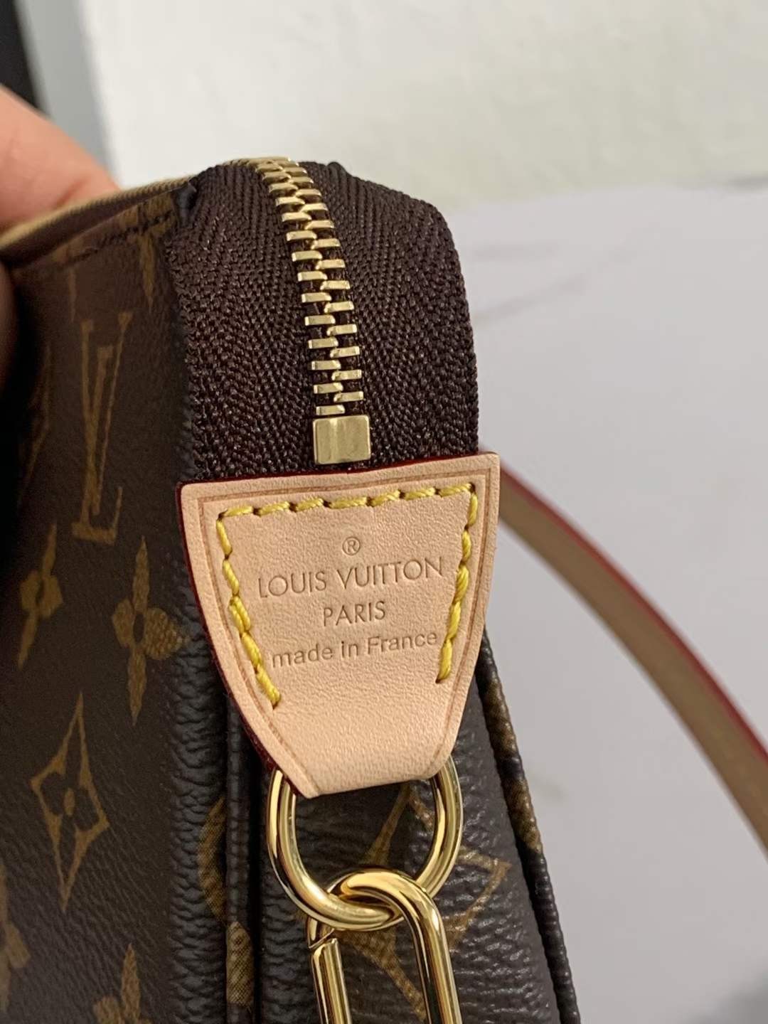Louis Vuitton M40712 Pochette Accessoires 23.5 x 13.5 x 4 cm Leather surface details (2022 Edition)-Best Quality Fake designer Bag Review, Replica designer bag ru Louis Vuitton M40712 Pochette Accessoires 23.5 x 13.5 x 4 cm Leather surface details (2022 Edition)-Best Quality Fake designer Bag Review, Replica designer bag ru