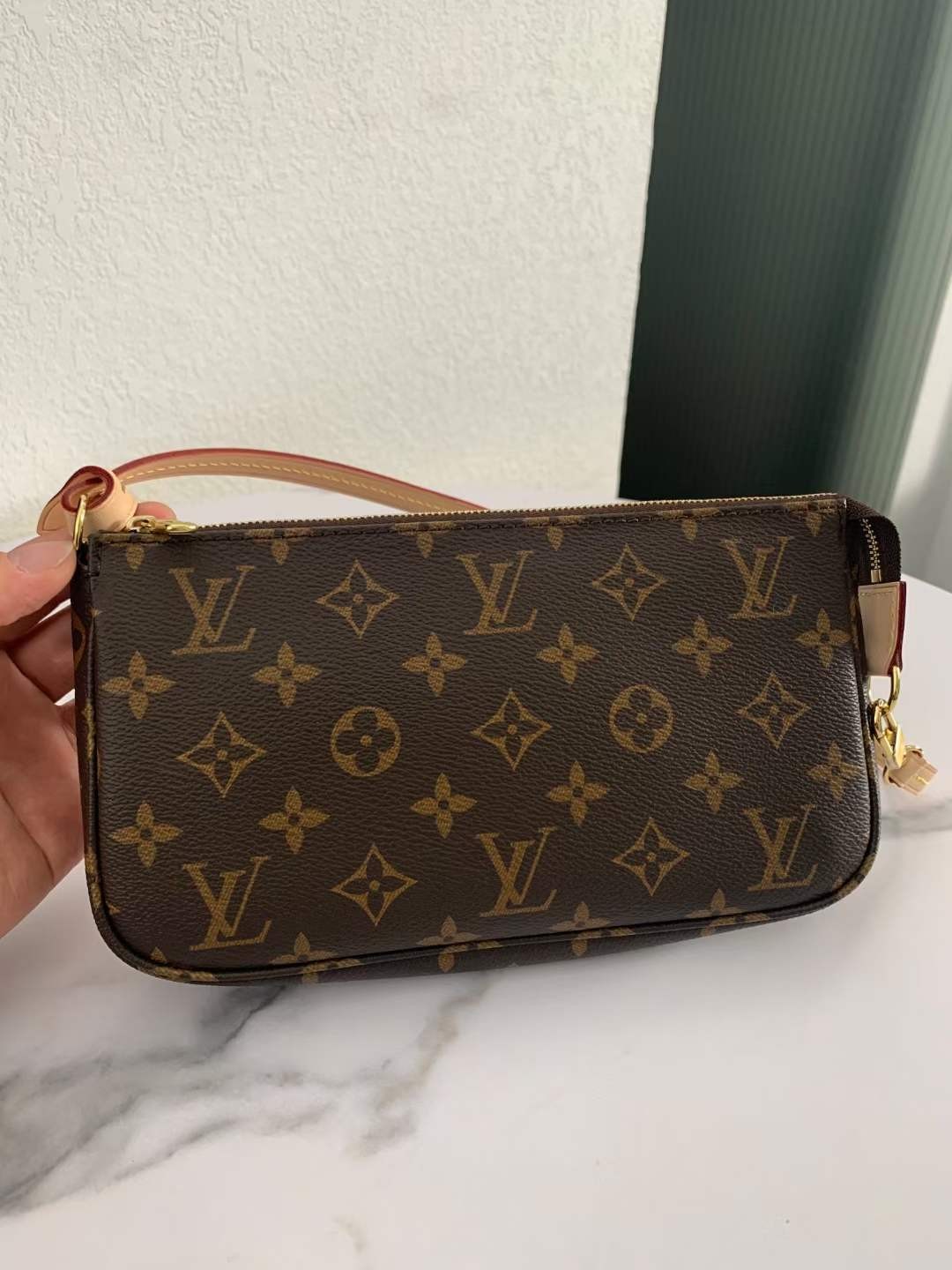 Louis Vuitton M40712 Pochette Accessoires 23.5 x 13.5 x 4 cm Leather surface details (2022 Edition)-Best Quality Fake designer Bag Review, Replica designer bag ru Louis Vuitton M40712 Pochette Accessoires 23.5 x 13.5 x 4 cm Leather surface details (2022 Edition)-Best Quality Fake designer Bag Review, Replica designer bag ru