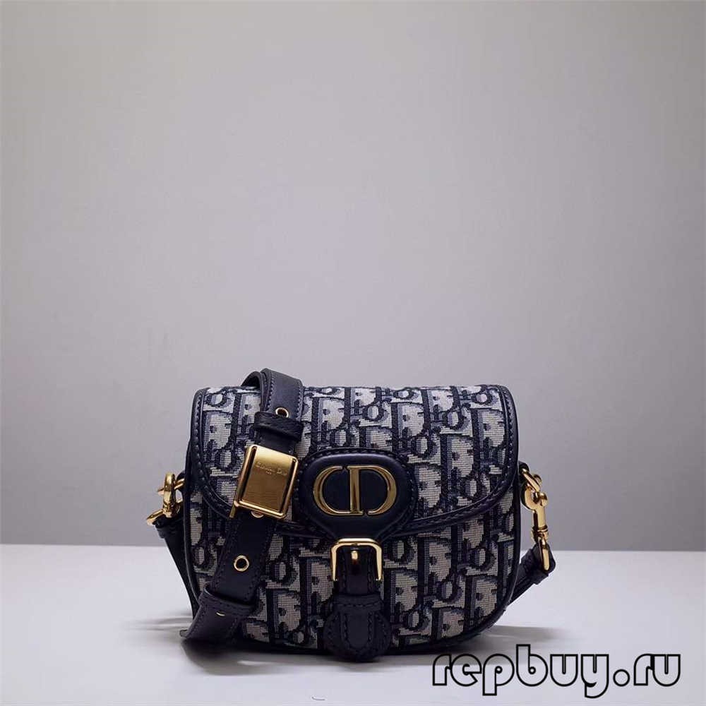 地上的行李箱
中度可信度描述已自动生成