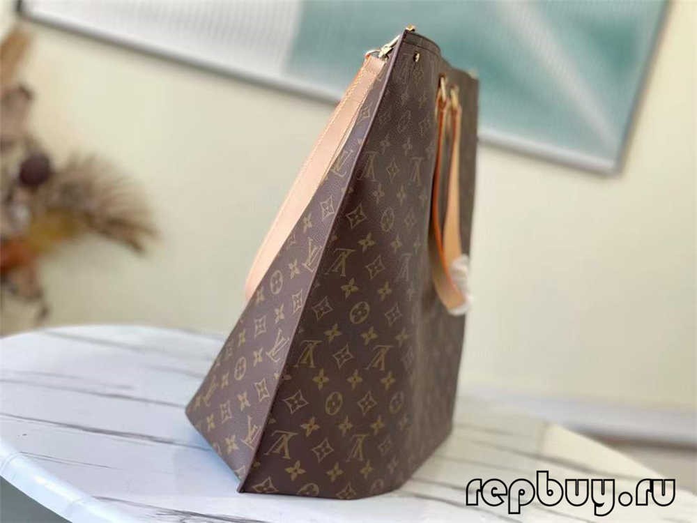 在桌子上
中度可信度描述已自动生成