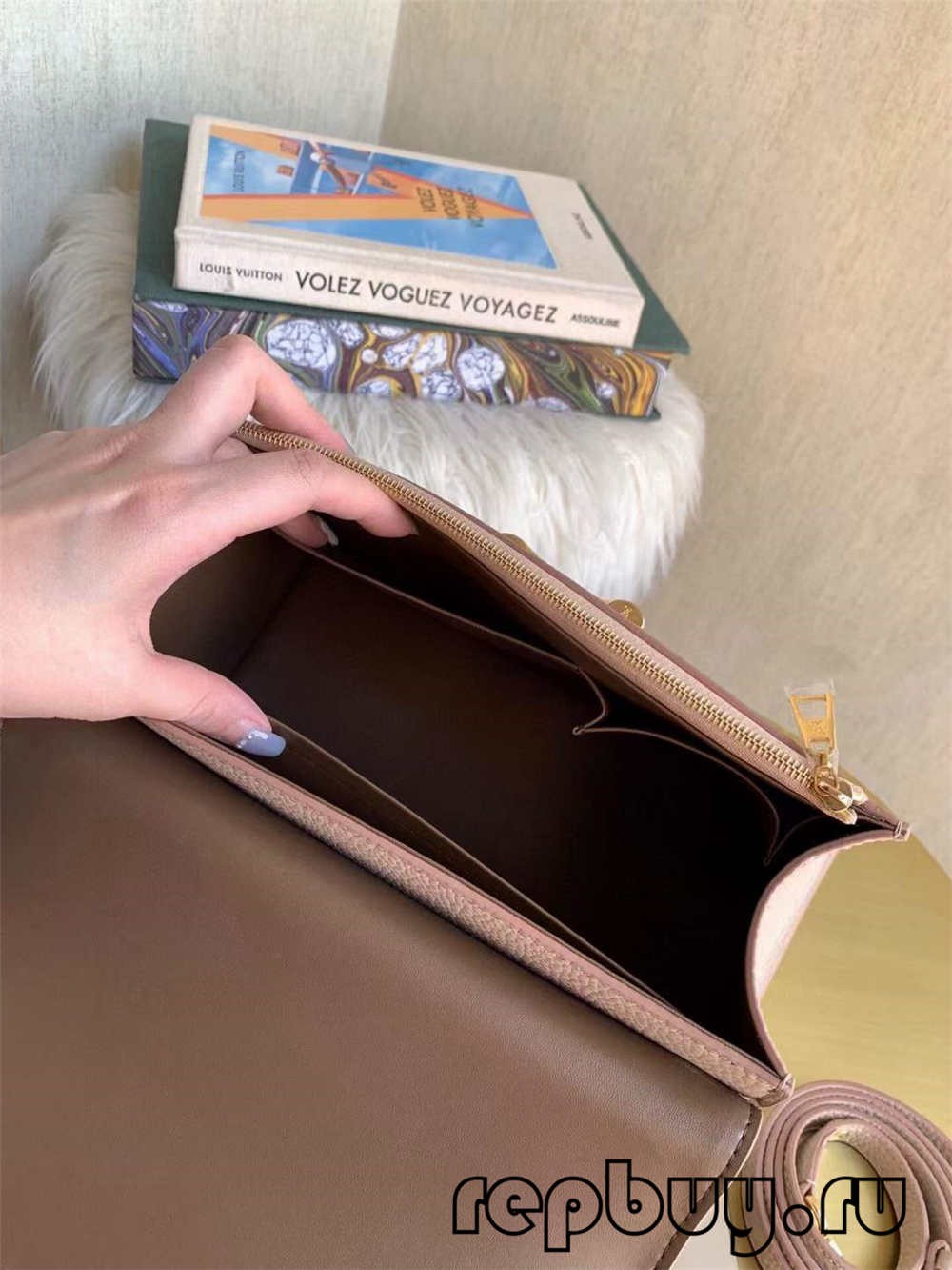 人拿着手机
低可信度描述已自动生成