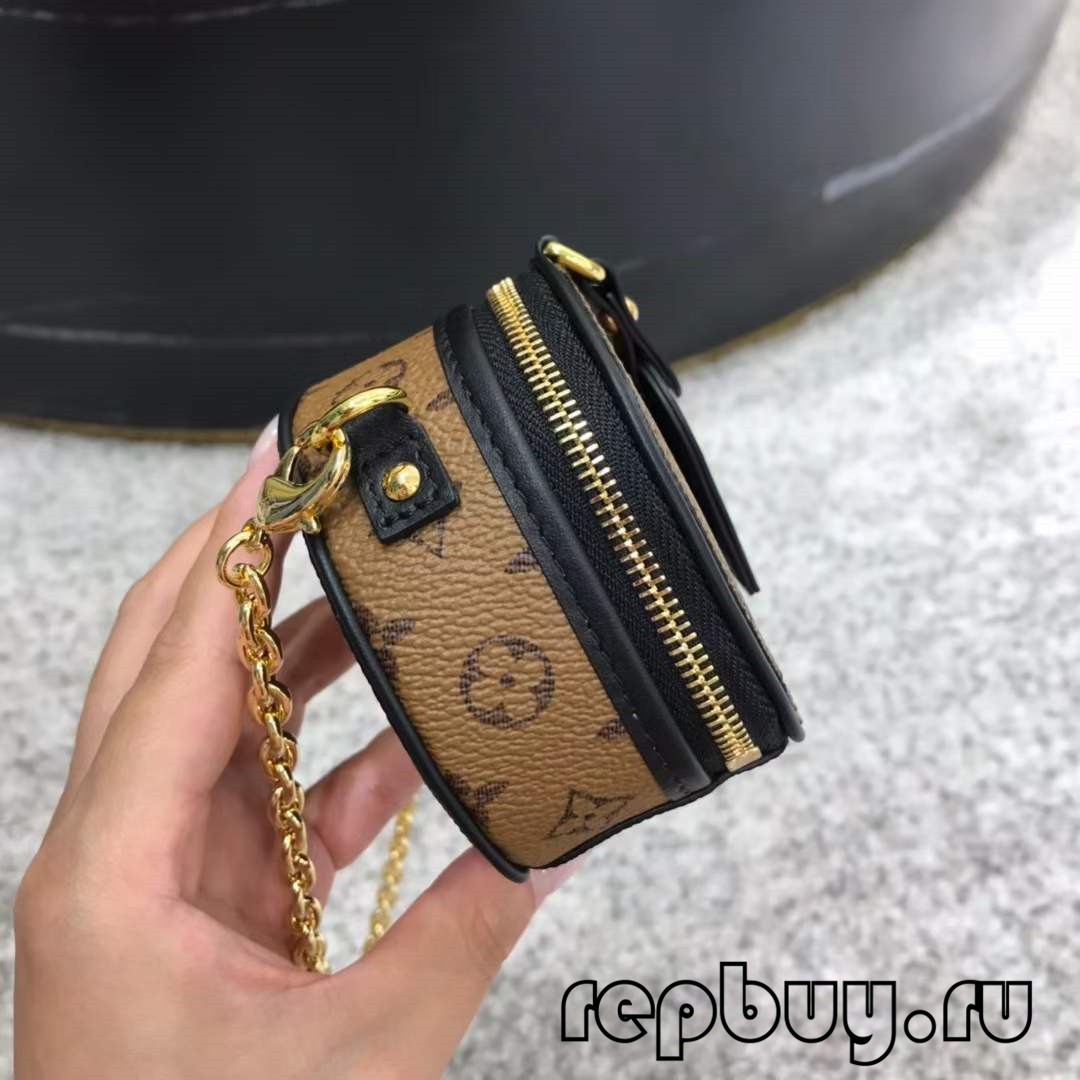 地上穿着球鞋的一双脚
描述已自动生成