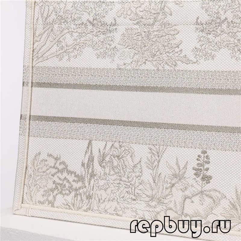 墙上挂着一幅画
描述已自动生成