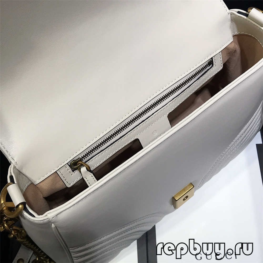 打开的行李箱
中度可信度描述已自动生成
