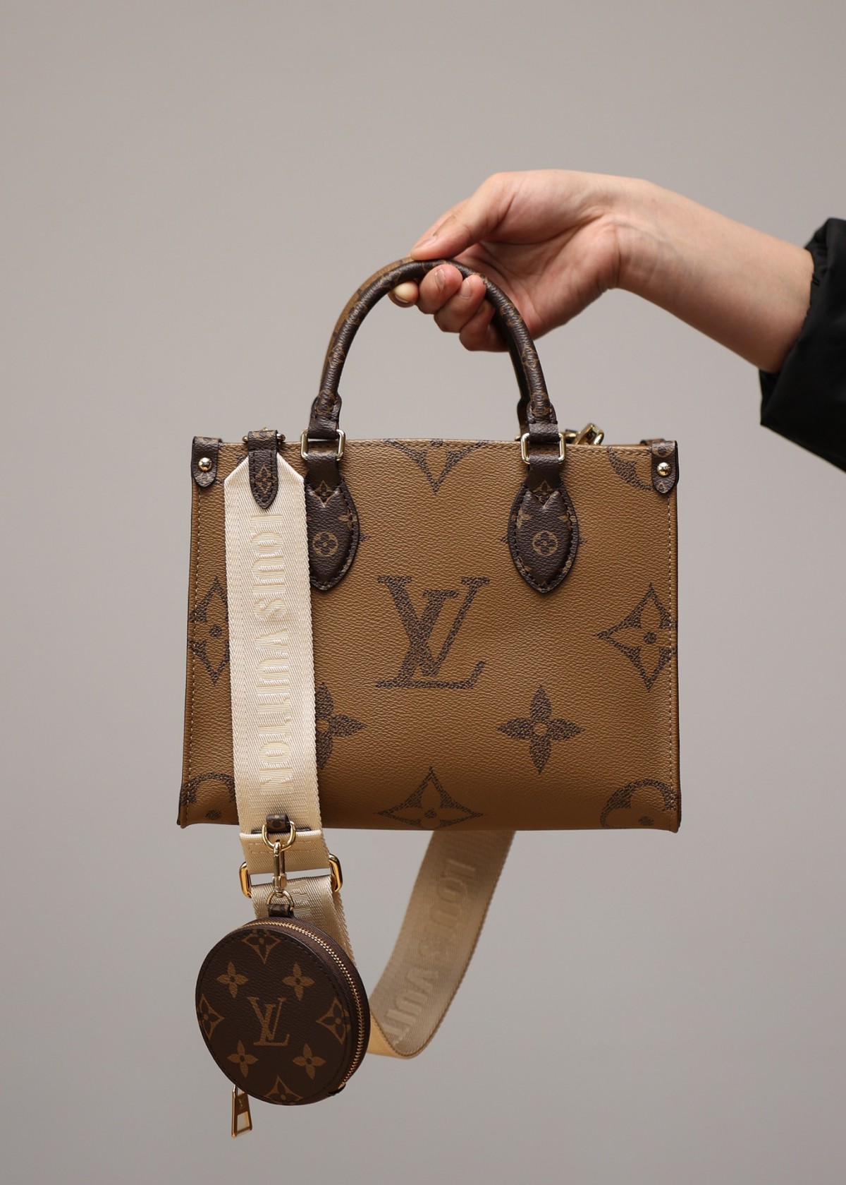 How good quality is a Shebag M46373 ONTHEGO small size?(2023 style with wide shoulder straps)-Best Quality Fake designer Bag Review, Replica designer bag ru How good quality is a Shebag M46373 ONTHEGO small size?(2023 style with wide shoulder straps)-Best Quality Fake designer Bag Review, Replica designer bag ru