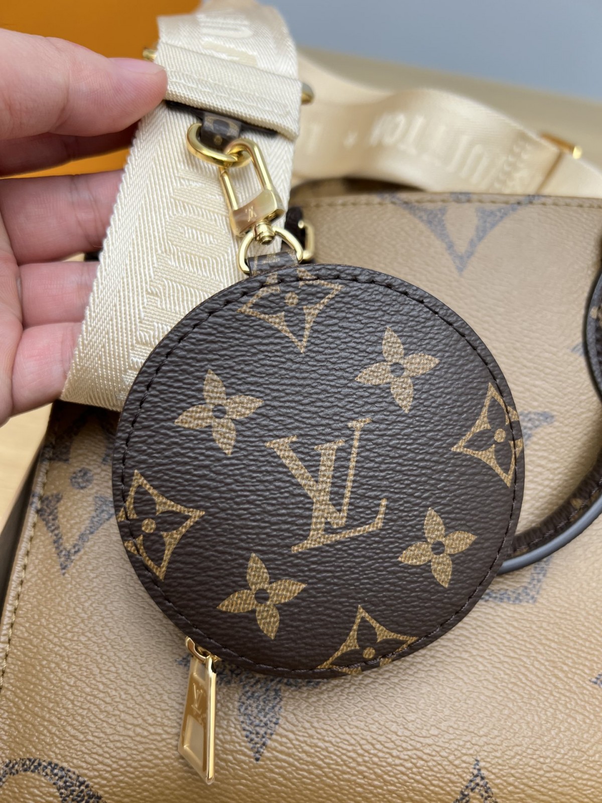 How good quality is a Shebag M46373 ONTHEGO small size?(2023 style with wide shoulder straps)-Best Quality Fake designer Bag Review, Replica designer bag ru How good quality is a Shebag M46373 ONTHEGO small size?(2023 style with wide shoulder straps)-Best Quality Fake designer Bag Review, Replica designer bag ru
