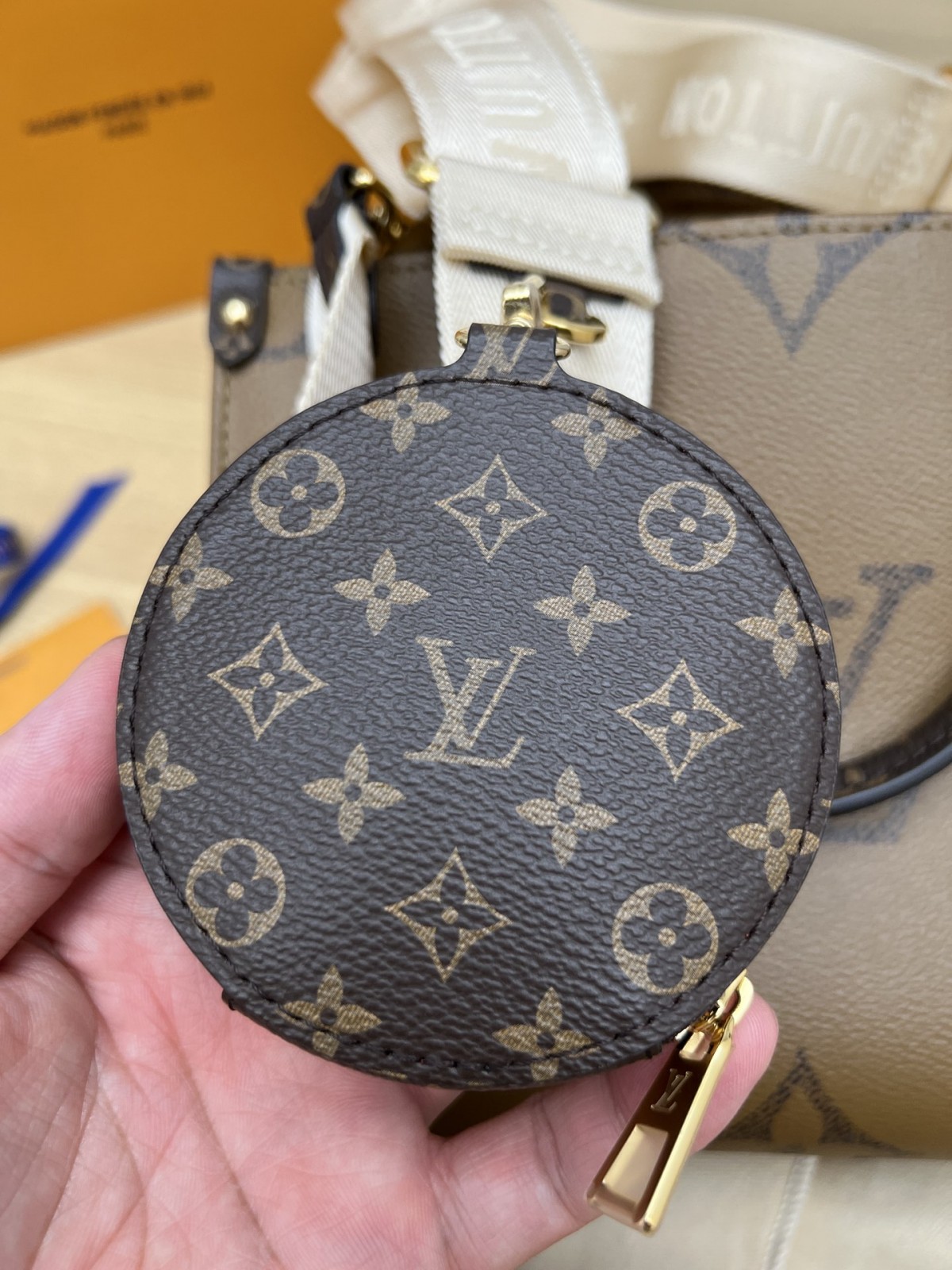 How good quality is a Shebag M46373 ONTHEGO small size?(2023 style with wide shoulder straps)-Best Quality Fake designer Bag Review, Replica designer bag ru How good quality is a Shebag M46373 ONTHEGO small size?(2023 style with wide shoulder straps)-Best Quality Fake designer Bag Review, Replica designer bag ru