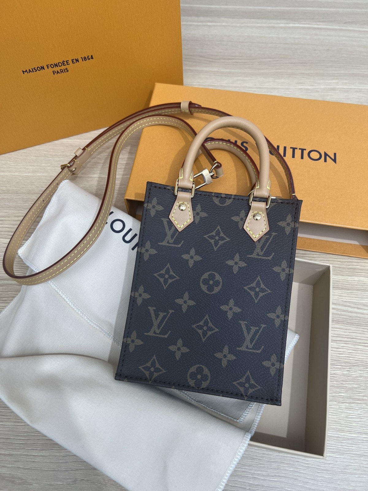 How good quality is a Shebag Louis Vuitton PETIT SAC PLAT bag(2023 udpated)-Best Quality Fake designer Bag Review, Replica designer bag ru How good quality is a Shebag Louis Vuitton PETIT SAC PLAT bag(2023 udpated)-Best Quality Fake designer Bag Review, Replica designer bag ru