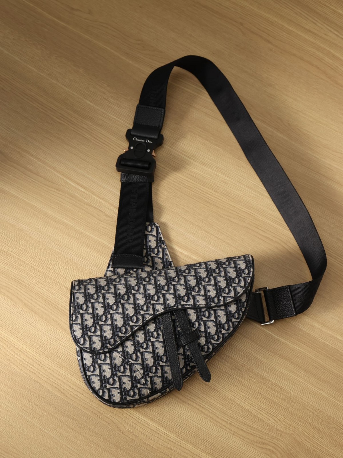 How good quality is a Shebag replica Dior saddle bag of black buckle for men? (2023 Updated)-Best Quality Fake designer Bag Review, Replica designer bag ru How good quality is a Shebag replica Dior saddle bag of black buckle for men? (2023 Updated)-Best Quality Fake designer Bag Review, Replica designer bag ru