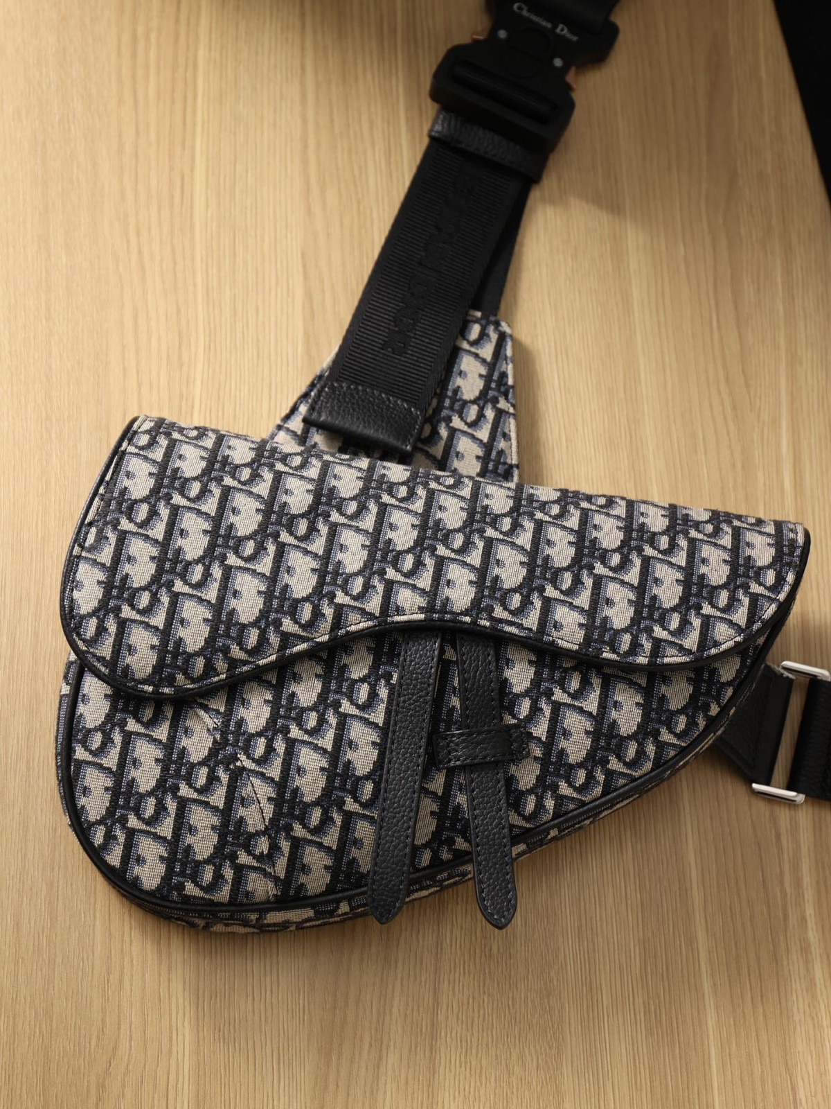 How good quality is a Shebag replica Dior saddle bag of black buckle for men? (2023 Updated)-Best Quality Fake designer Bag Review, Replica designer bag ru How good quality is a Shebag replica Dior saddle bag of black buckle for men? (2023 Updated)-Best Quality Fake designer Bag Review, Replica designer bag ru