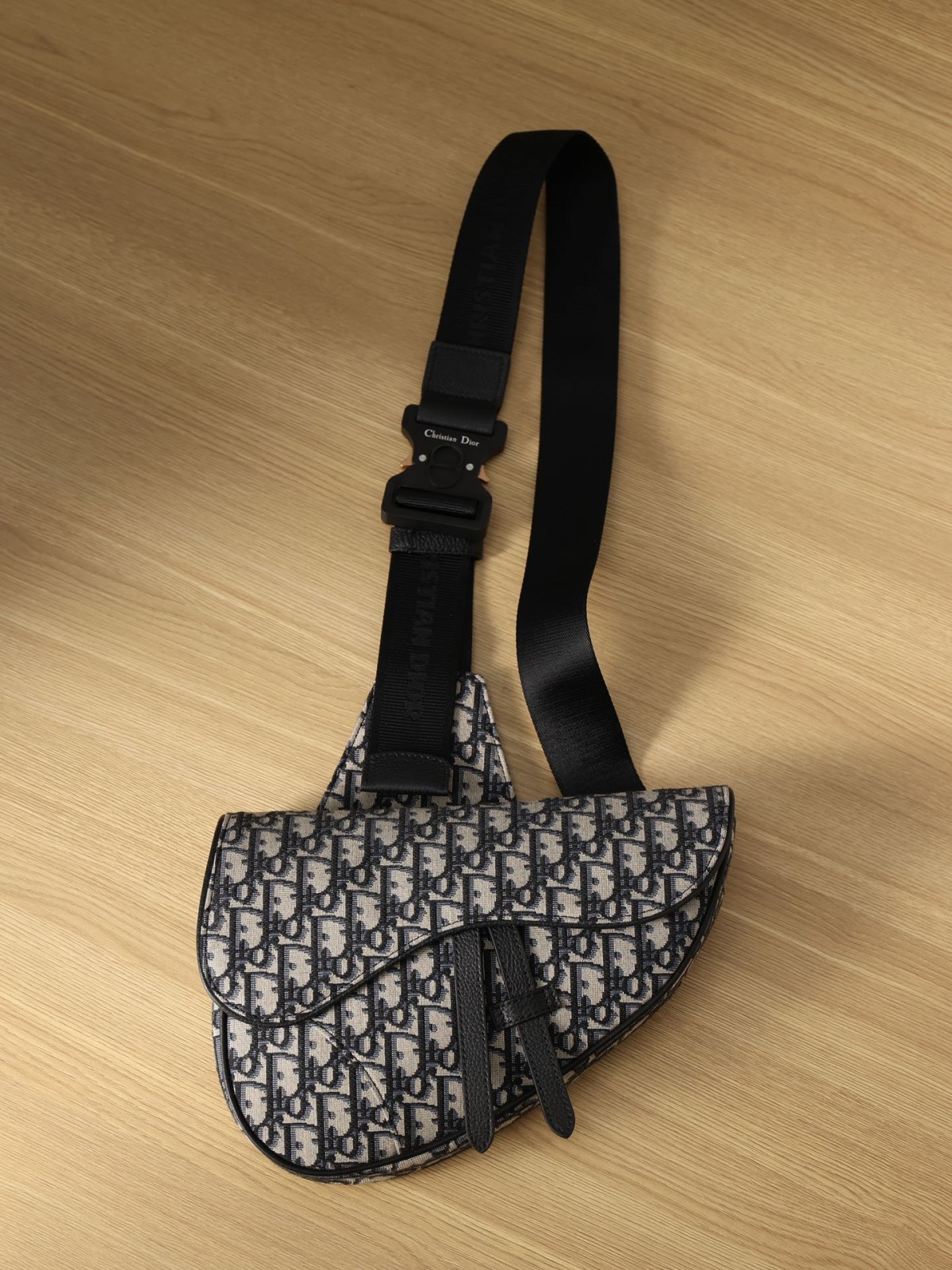 How good quality is a Shebag replica Dior saddle bag of black buckle for men? (2023 Updated)-Best Quality Fake designer Bag Review, Replica designer bag ru How good quality is a Shebag replica Dior saddle bag of black buckle for men? (2023 Updated)-Best Quality Fake designer Bag Review, Replica designer bag ru
