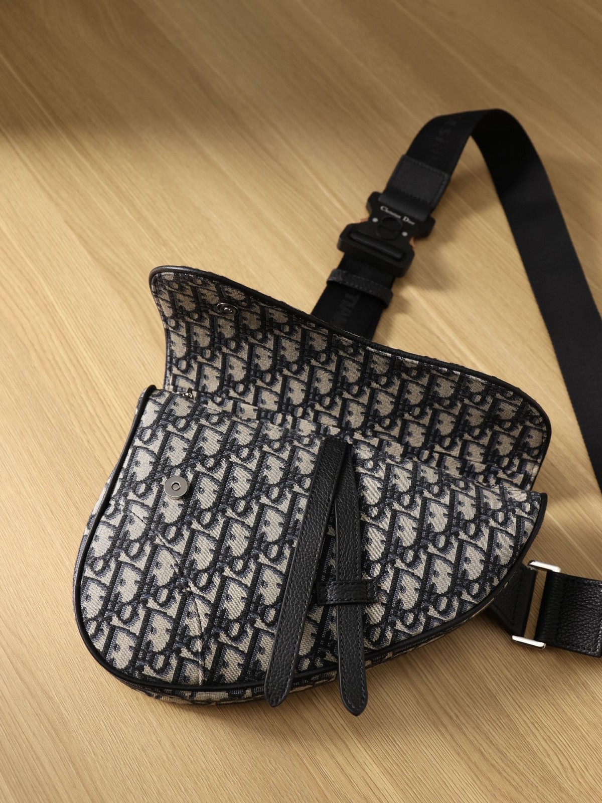 How good quality is a Shebag replica Dior saddle bag of black buckle for men? (2023 Updated)-Best Quality Fake designer Bag Review, Replica designer bag ru How good quality is a Shebag replica Dior saddle bag of black buckle for men? (2023 Updated)-Best Quality Fake designer Bag Review, Replica designer bag ru