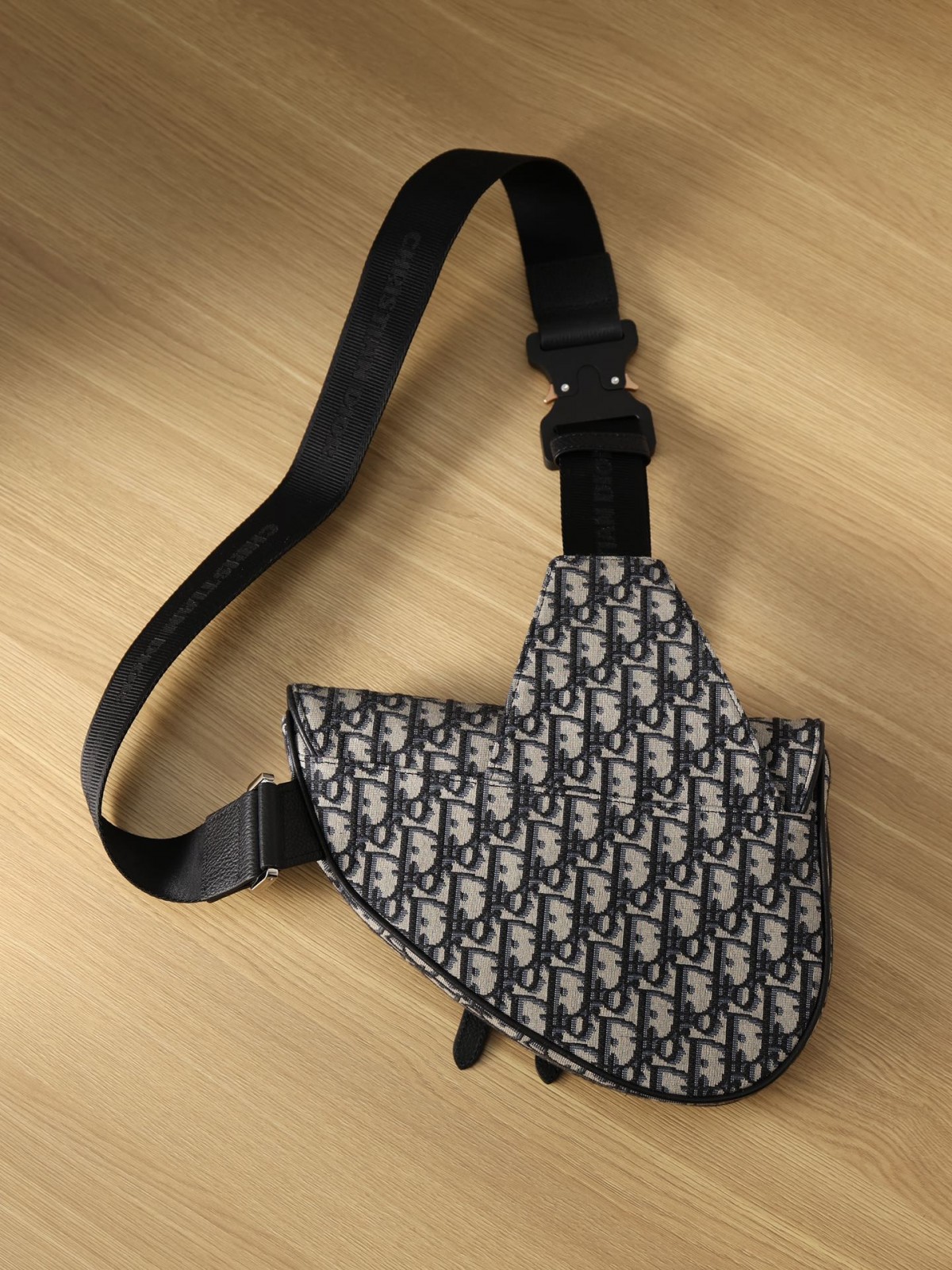 How good quality is a Shebag replica Dior saddle bag of black buckle for men? (2023 Updated)-Best Quality Fake designer Bag Review, Replica designer bag ru How good quality is a Shebag replica Dior saddle bag of black buckle for men? (2023 Updated)-Best Quality Fake designer Bag Review, Replica designer bag ru