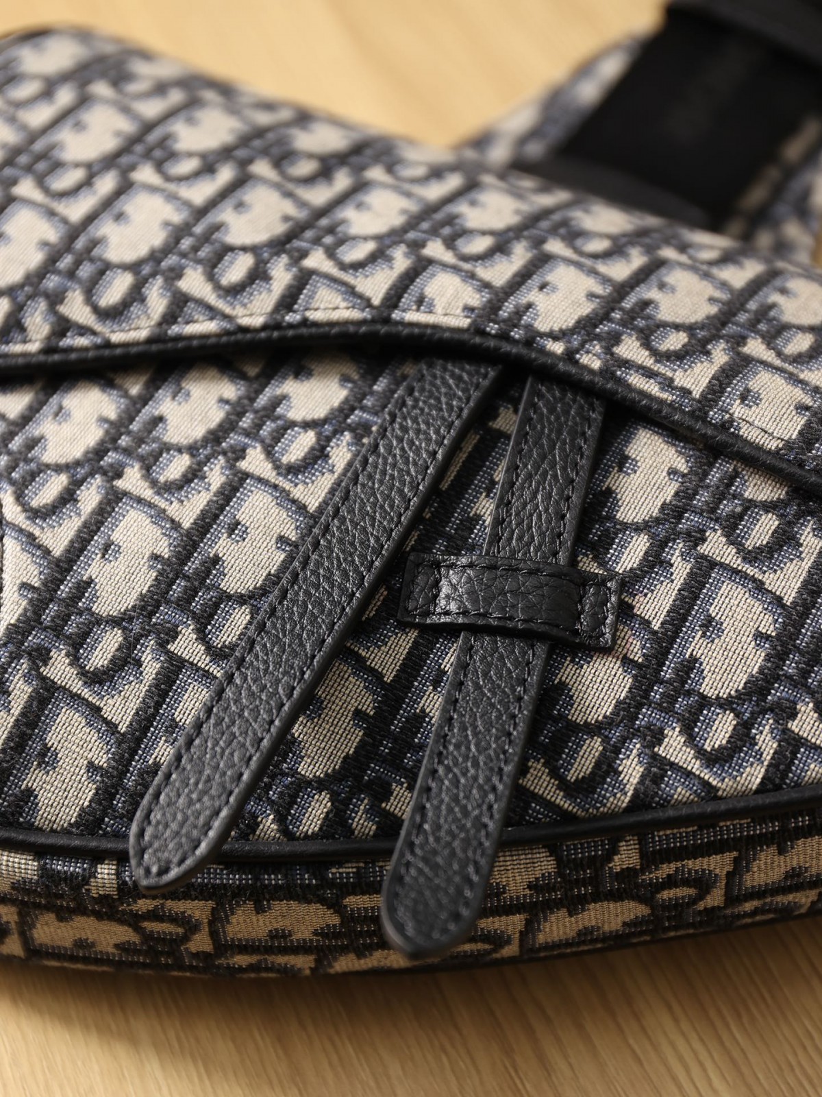 How good quality is a Shebag replica Dior saddle bag of black buckle for men? (2023 Updated)-Best Quality Fake designer Bag Review, Replica designer bag ru How good quality is a Shebag replica Dior saddle bag of black buckle for men? (2023 Updated)-Best Quality Fake designer Bag Review, Replica designer bag ru