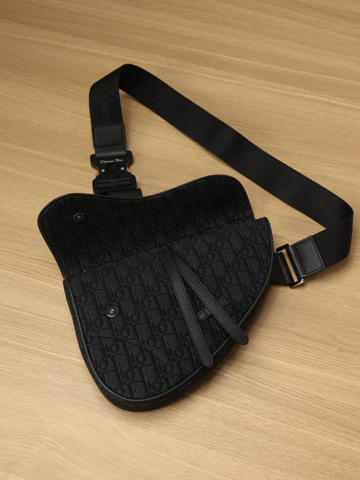 How good quality is a Shebag replica Dior saddle bag of black Monogram for men? (2023 Updated)-Best Quality Fake designer Bag Review, Replica designer bag ru