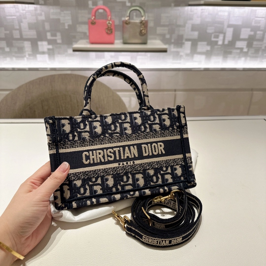 Shebag New Replica Dior Book tote with strap (2023 Week 50)-Best Quality Fake designer Bag Review, Replica designer bag ru Shebag New Replica Dior Book tote with strap (2023 Week 50)-Best Quality Fake designer Bag Review, Replica designer bag ru