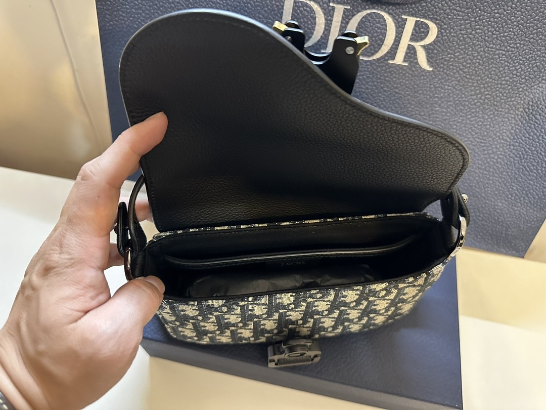 How good quality is Shebag New Dior Saddle bag?(2024 Week 5)-Best Quality Fake designer Bag Review, Replica designer bag ru How good quality is Shebag New Dior Saddle bag?(2024 Week 5)-Best Quality Fake designer Bag Review, Replica designer bag ru