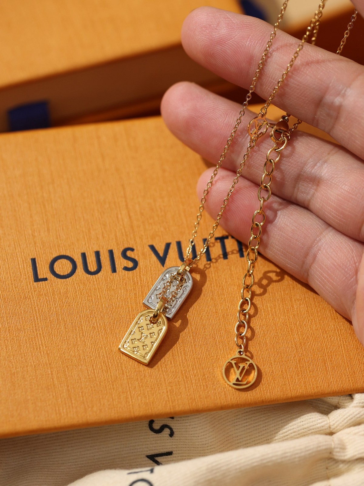 2024 Summer: Shebag M00599 LV PRECIOUS NANOGRAM necklace（2024 July updated）-Best Quality Fake designer Bag Review, Replica designer bag ru