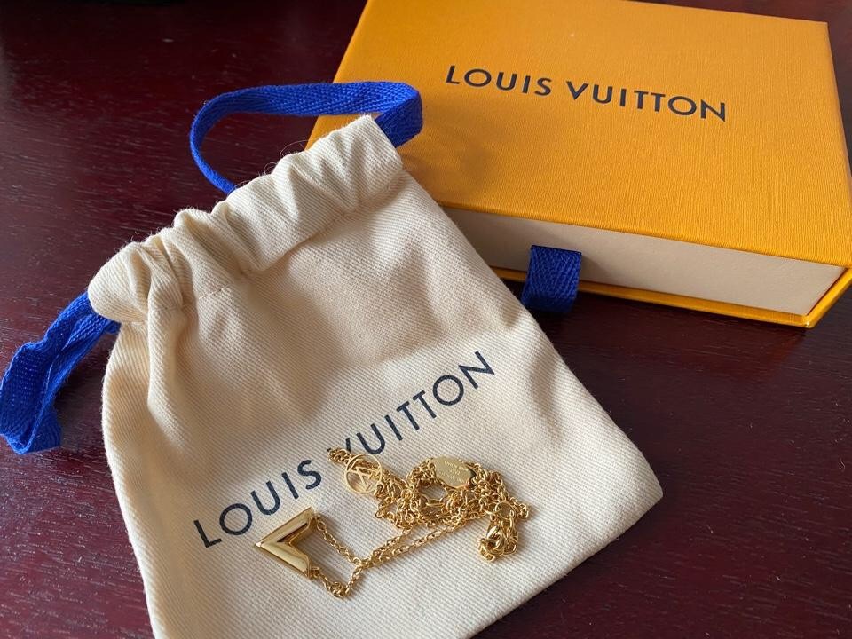 2024 Summer：Shebag Louis Vuitton M61083 ESSENTIAL V necklace gold （2024 July updated）-Best Quality Fake designer Bag Review, Replica designer bag ru