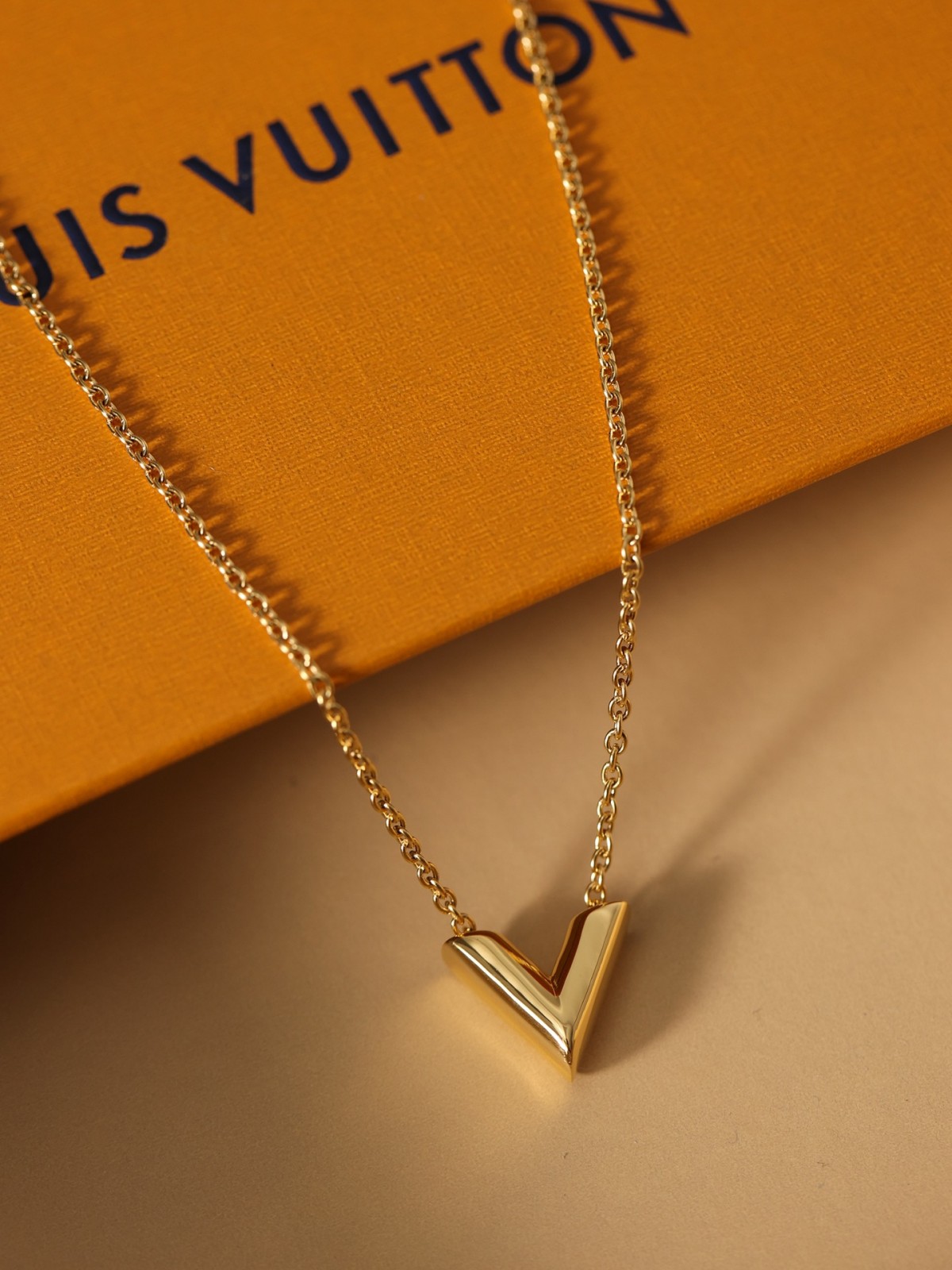 2024 Summer：Shebag Louis Vuitton M61083 ESSENTIAL V necklace gold （2024 July updated）-Best Quality Fake designer Bag Review, Replica designer bag ru