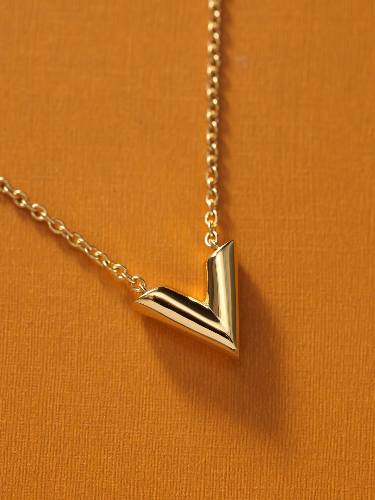 2024 Summer：Shebag Louis Vuitton M61083 ESSENTIAL V necklace gold （2024 July updated）-Best Quality Fake designer Bag Review, Replica designer bag ru