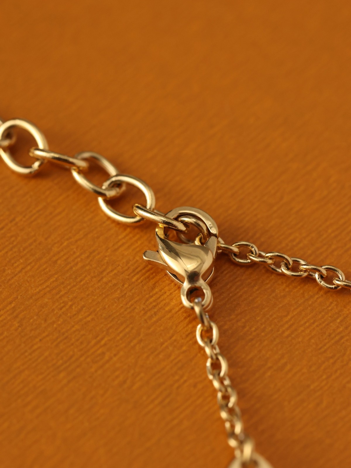 2024 Summer：Shebag Louis Vuitton M61083 ESSENTIAL V necklace gold （2024 July updated）-Best Quality Fake designer Bag Review, Replica designer bag ru