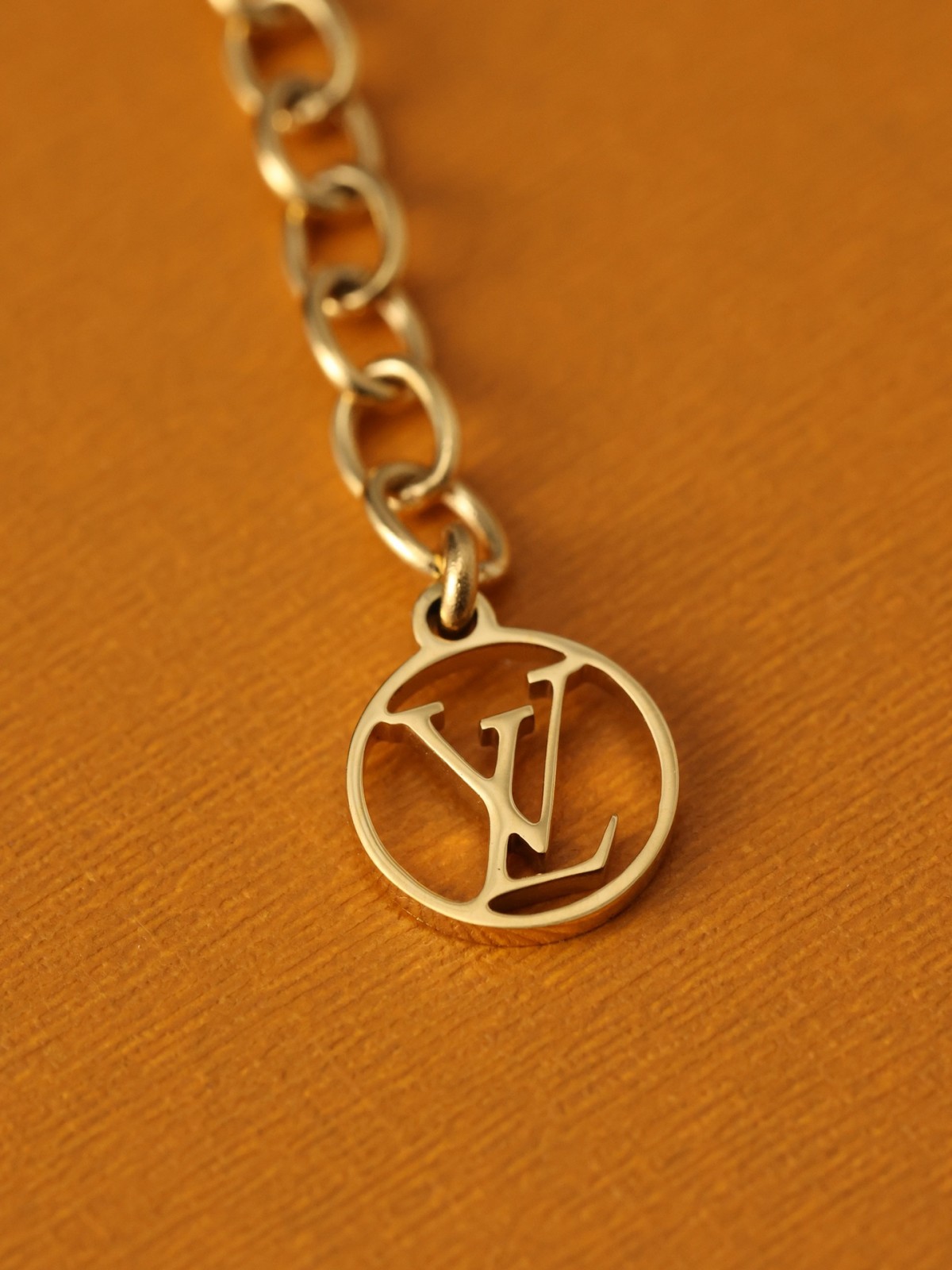 2024 Summer：Shebag Louis Vuitton M61083 ESSENTIAL V necklace gold （2024 July updated）-Best Quality Fake designer Bag Review, Replica designer bag ru