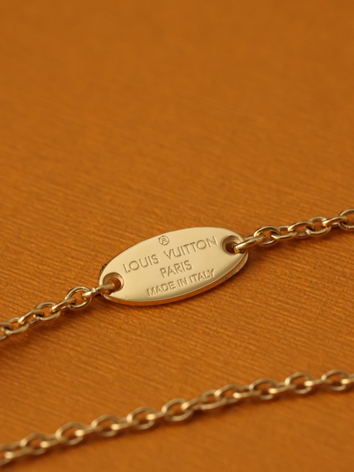 2024 Summer：Shebag Louis Vuitton M61083 ESSENTIAL V necklace gold （2024 July updated）-Best Quality Fake designer Bag Review, Replica designer bag ru