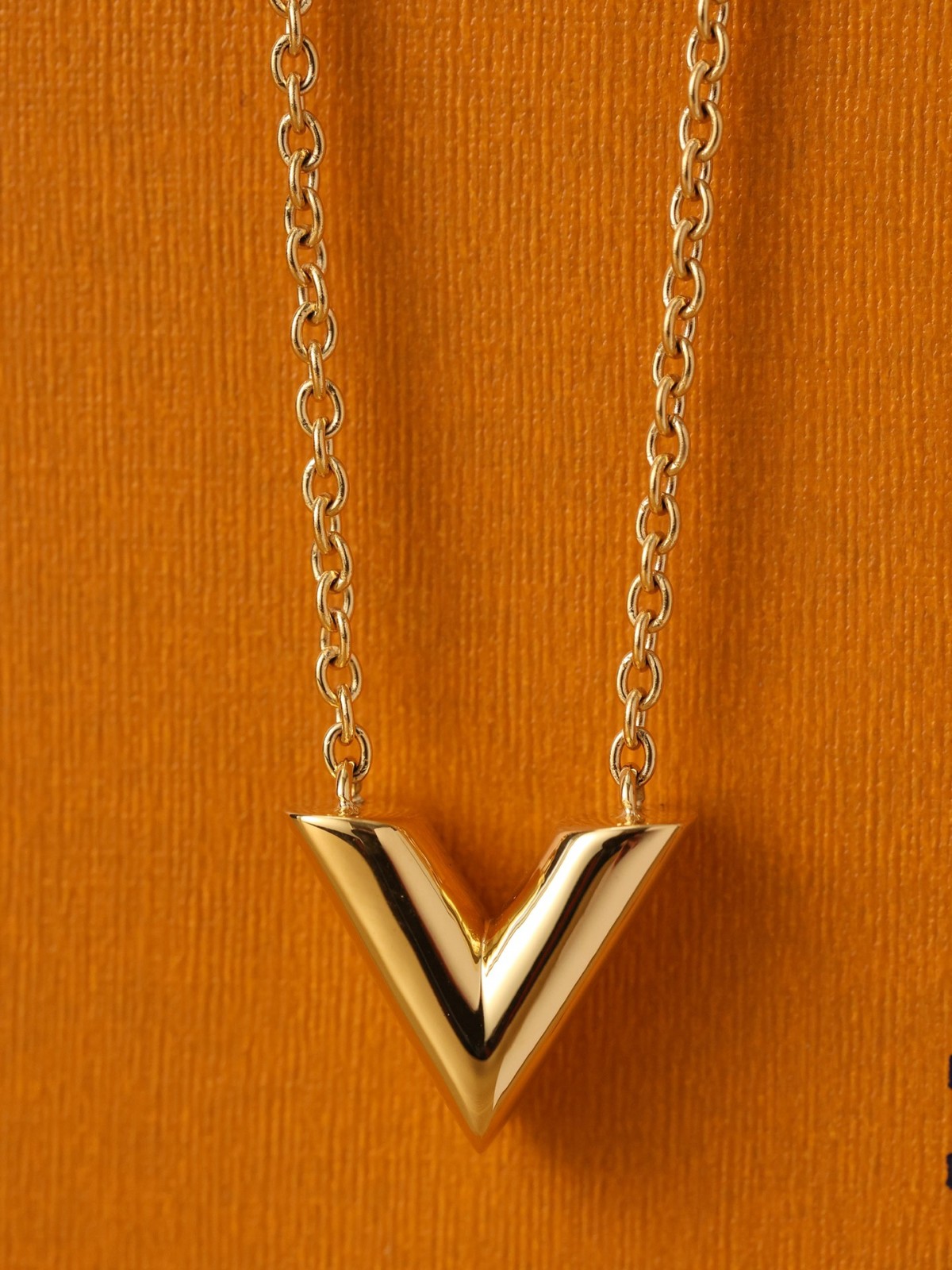 2024 Summer：Shebag Louis Vuitton M61083 ESSENTIAL V necklace gold （2024 July updated）-Best Quality Fake designer Bag Review, Replica designer bag ru