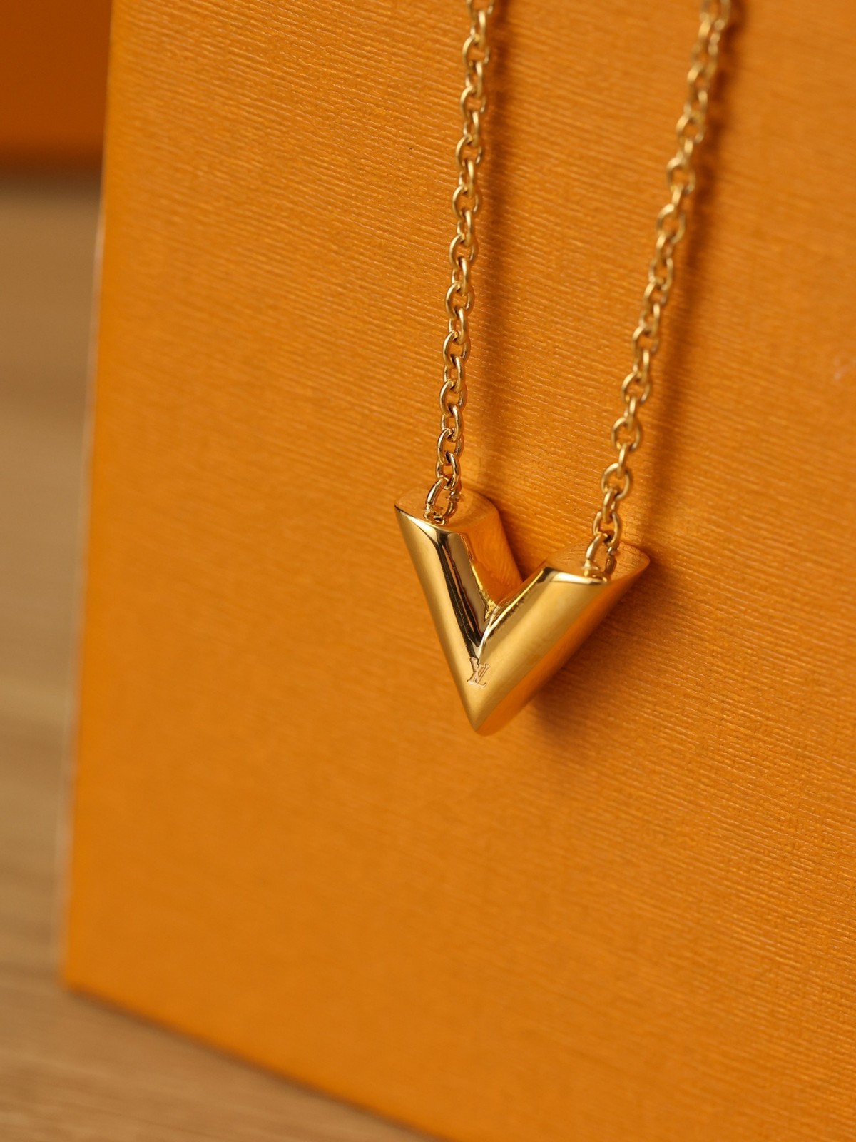 2024 Summer：Shebag Louis Vuitton M61083 ESSENTIAL V necklace gold （2024 July updated）-Best Quality Fake designer Bag Review, Replica designer bag ru