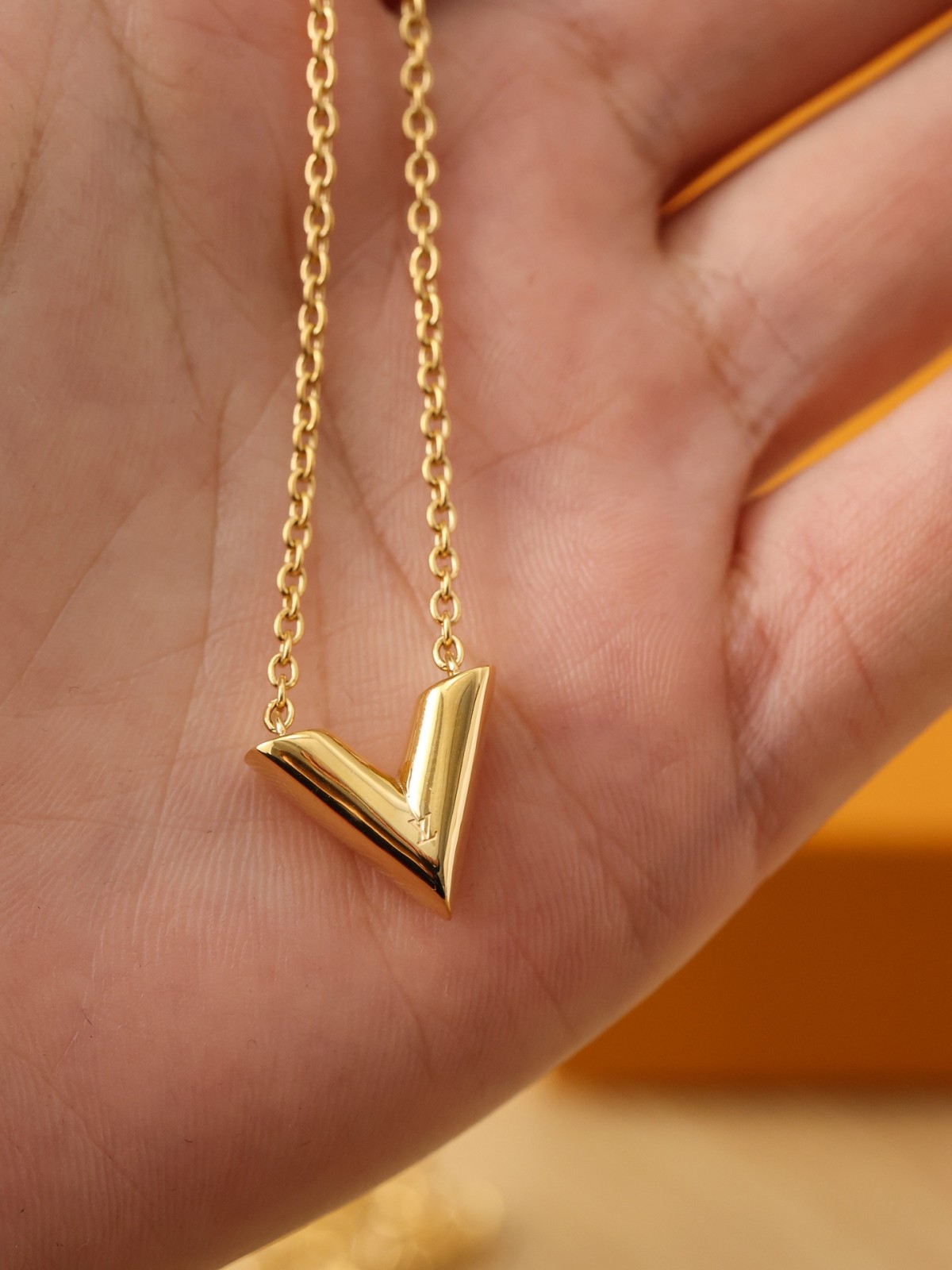 2024 Summer：Shebag Louis Vuitton M61083 ESSENTIAL V necklace gold （2024 July updated）-Best Quality Fake designer Bag Review, Replica designer bag ru