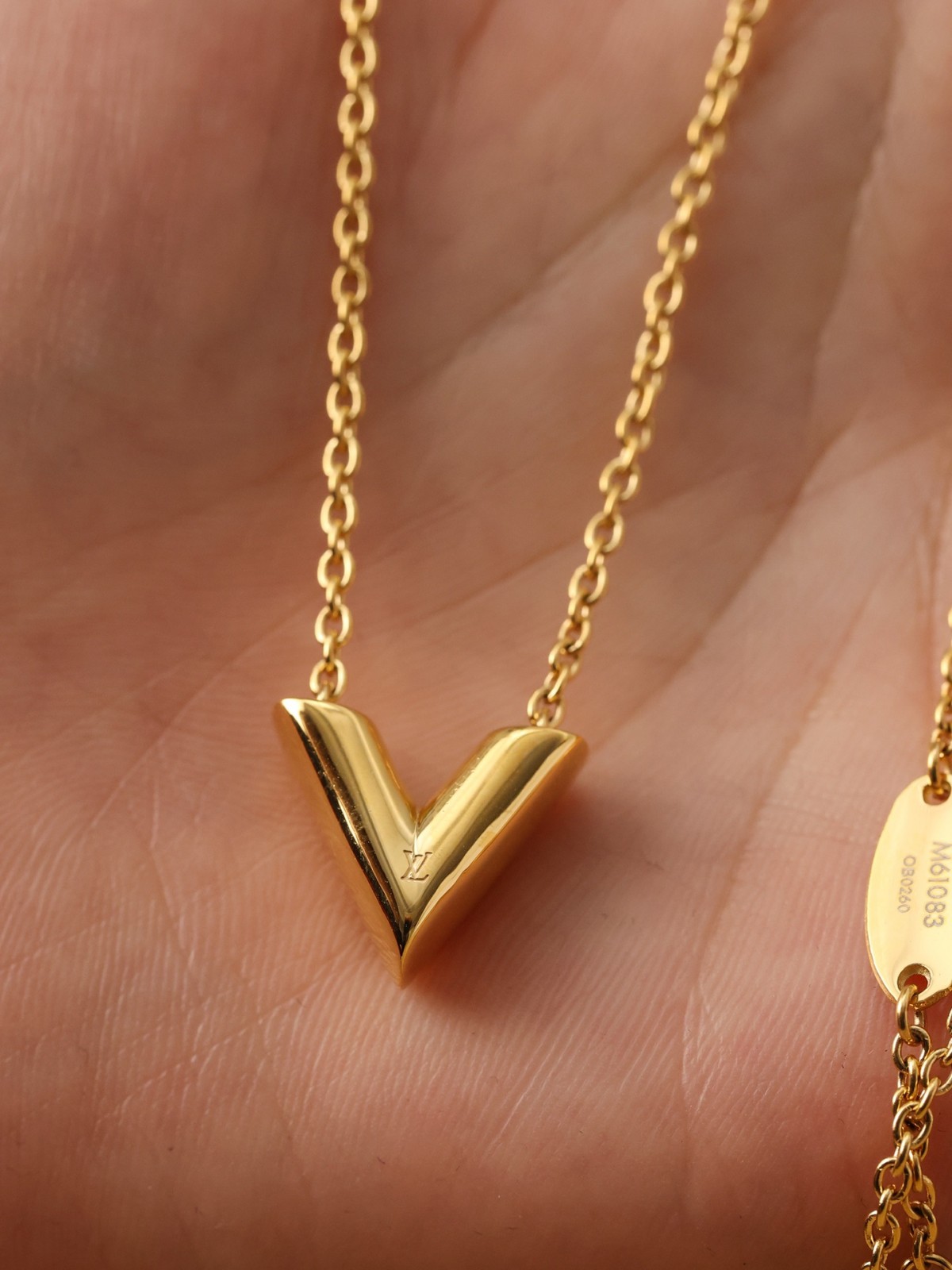2024 Summer：Shebag Louis Vuitton M61083 ESSENTIAL V necklace gold （2024 July updated）-Best Quality Fake designer Bag Review, Replica designer bag ru