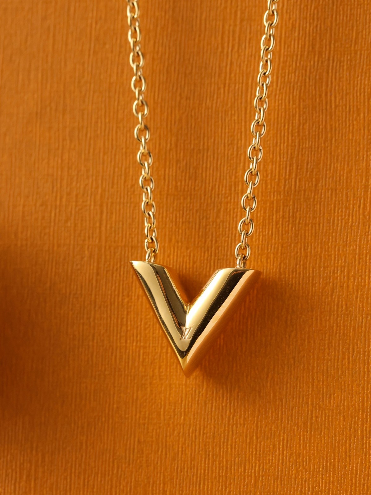 2024 Summer：Shebag Louis Vuitton M61083 ESSENTIAL V necklace gold （2024 July updated）-Best Quality Fake designer Bag Review, Replica designer bag ru