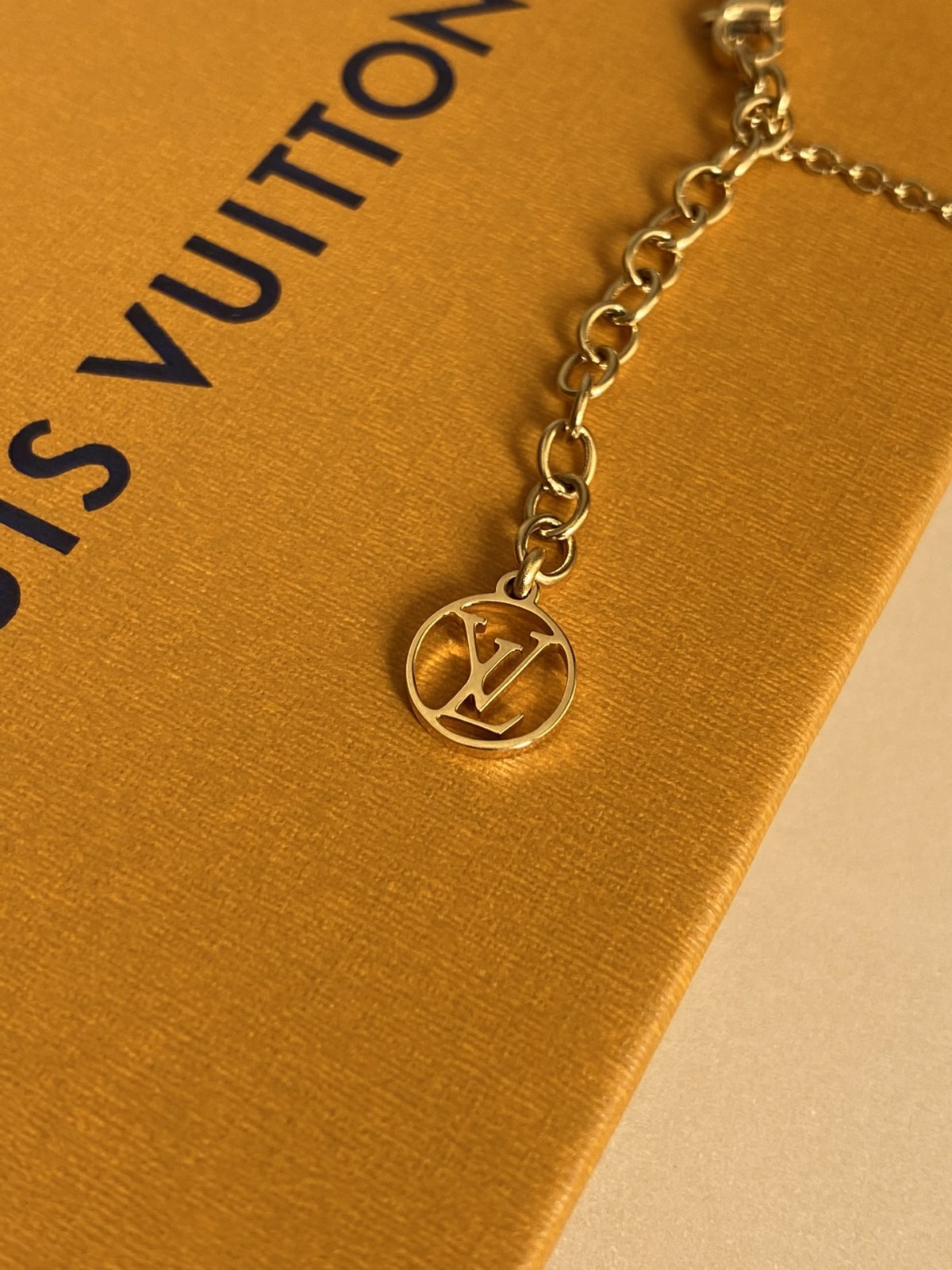 2024 Summer：Shebag Louis Vuitton M61083 ESSENTIAL V necklace gold （2024 July updated）-Best Quality Fake designer Bag Review, Replica designer bag ru