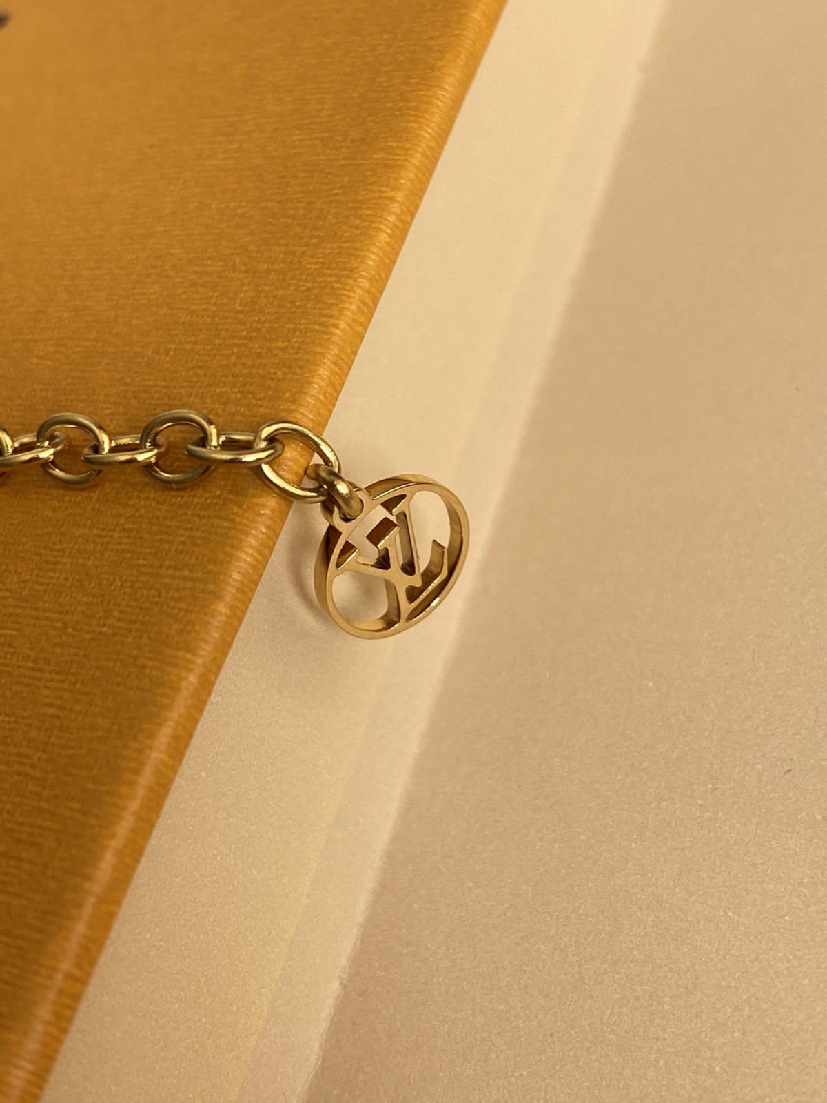 2024 Summer：Shebag Louis Vuitton M61083 ESSENTIAL V necklace gold （2024 July updated）-Best Quality Fake designer Bag Review, Replica designer bag ru
