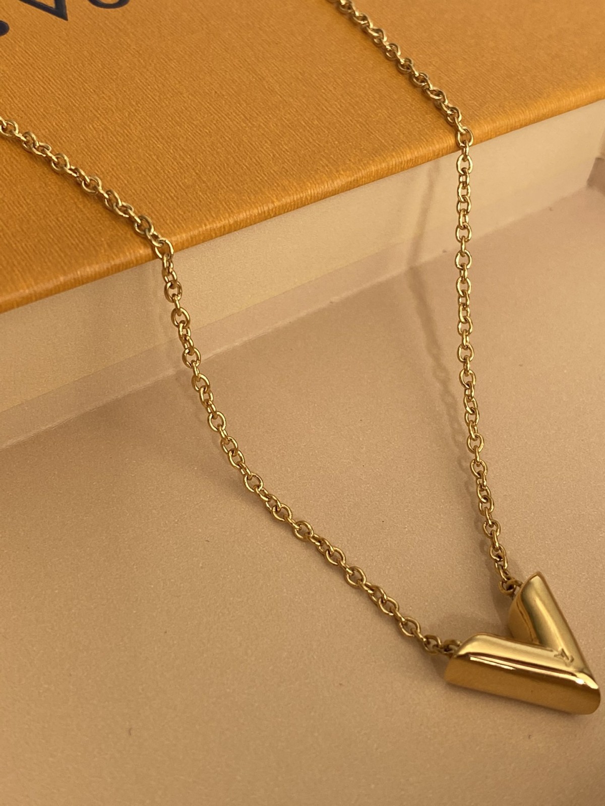 2024 Summer：Shebag Louis Vuitton M61083 ESSENTIAL V necklace gold （2024 July updated）-Best Quality Fake designer Bag Review, Replica designer bag ru