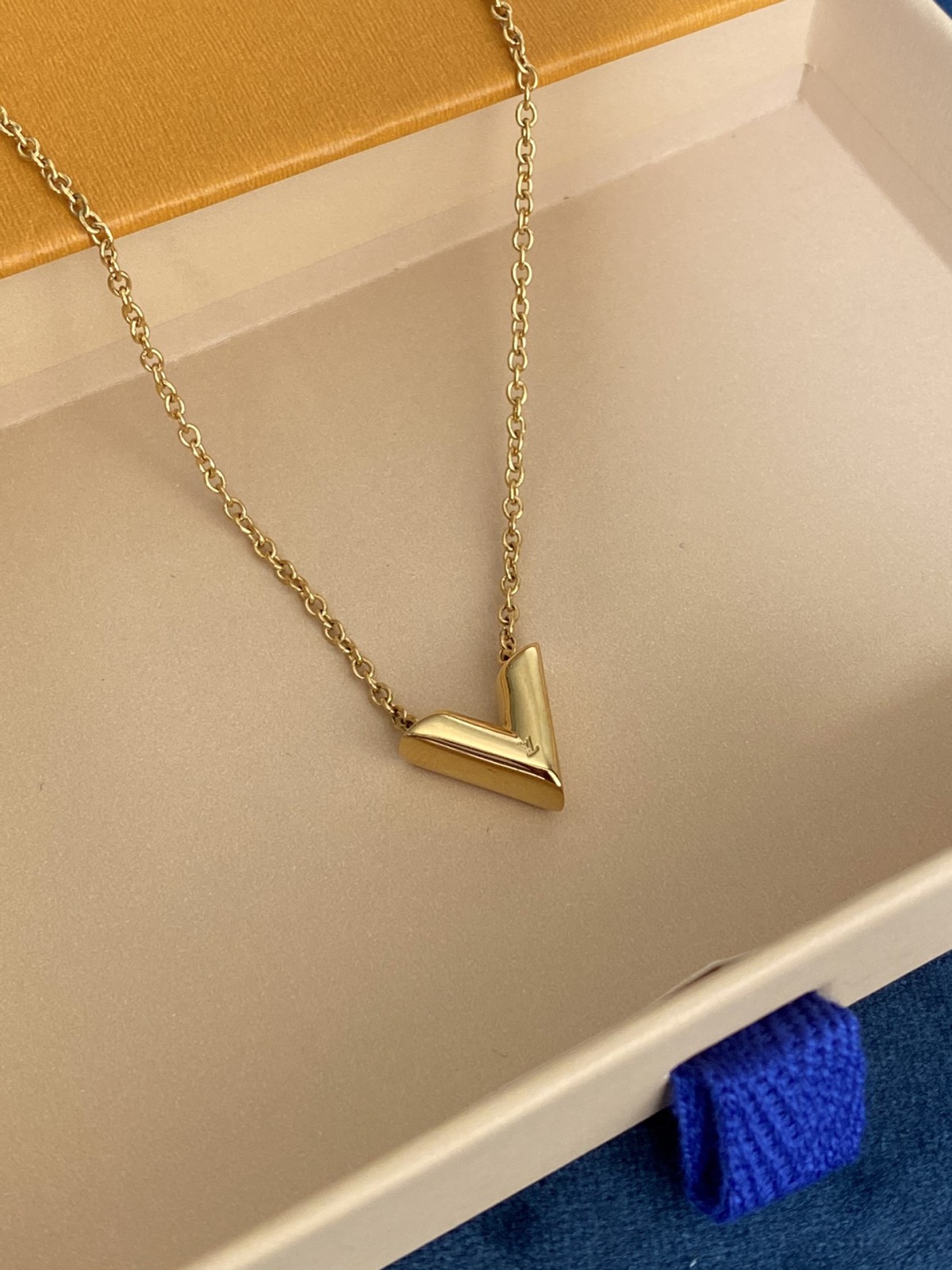 2024 Summer：Shebag Louis Vuitton M61083 ESSENTIAL V necklace gold （2024 July updated）-Best Quality Fake designer Bag Review, Replica designer bag ru