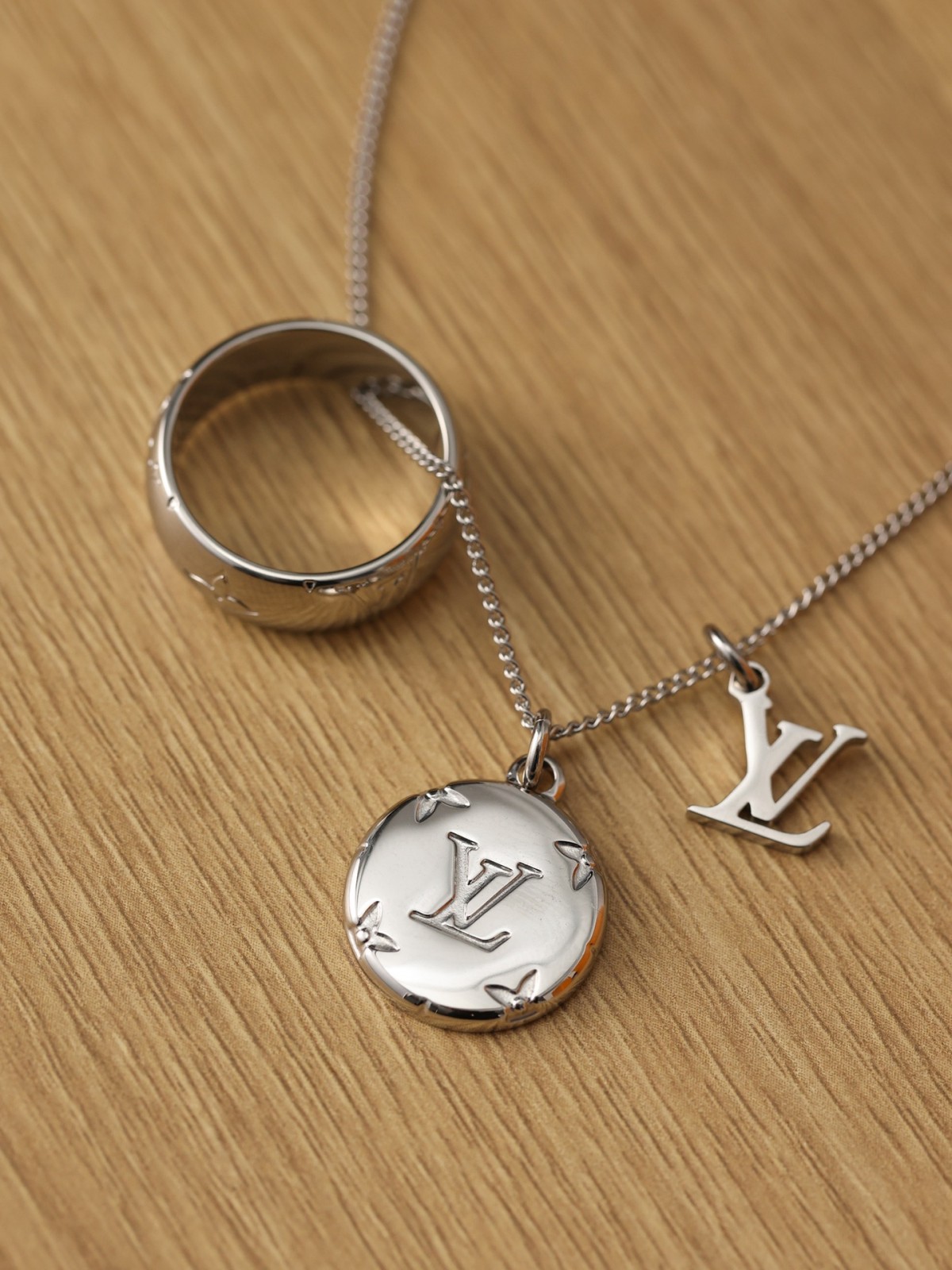 2024 Summer:Shebag Louis Vuitton M62485 MONOGRAM necklace silver(2024 July Updated)-Best Quality Fake designer Bag Review, Replica designer bag ru 2024 Summer:Shebag Louis Vuitton M62485 MONOGRAM necklace silver(2024 July Updated)-Best Quality Fake designer Bag Review, Replica designer bag ru