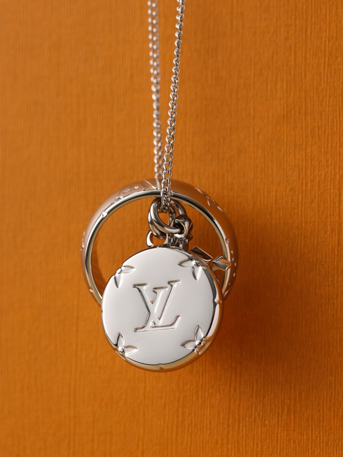 2024 Summer:Shebag Louis Vuitton M62485 MONOGRAM necklace silver(2024 July Updated)-Best Quality Fake designer Bag Review, Replica designer bag ru 2024 Summer:Shebag Louis Vuitton M62485 MONOGRAM necklace silver(2024 July Updated)-Best Quality Fake designer Bag Review, Replica designer bag ru