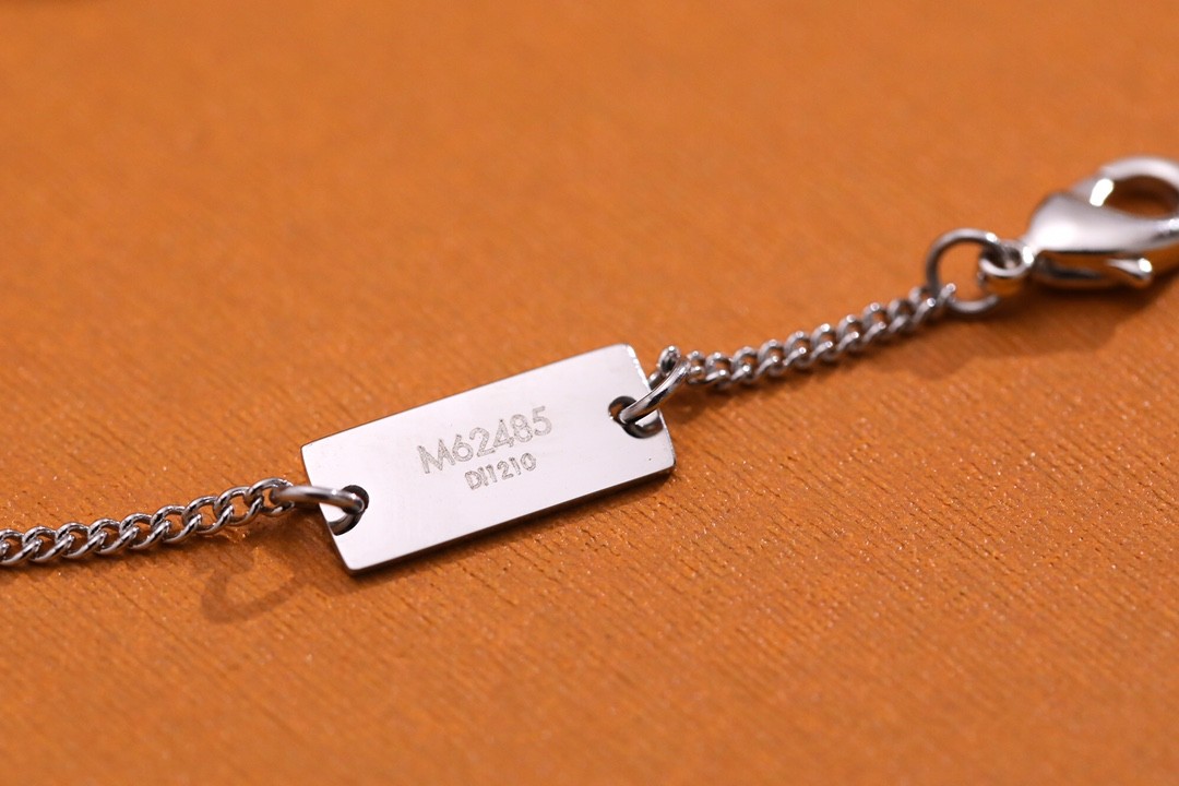 2024 Summer:Shebag Louis Vuitton M62485 MONOGRAM necklace silver(2024 July Updated)-Best Quality Fake designer Bag Review, Replica designer bag ru 2024 Summer:Shebag Louis Vuitton M62485 MONOGRAM necklace silver(2024 July Updated)-Best Quality Fake designer Bag Review, Replica designer bag ru
