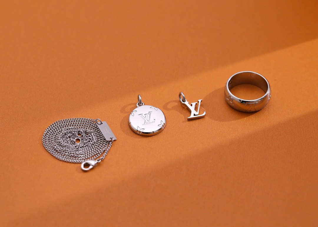 2024 Summer:Shebag Louis Vuitton M62485 MONOGRAM necklace silver(2024 July Updated)-Best Quality Fake designer Bag Review, Replica designer bag ru 2024 Summer:Shebag Louis Vuitton M62485 MONOGRAM necklace silver(2024 July Updated)-Best Quality Fake designer Bag Review, Replica designer bag ru