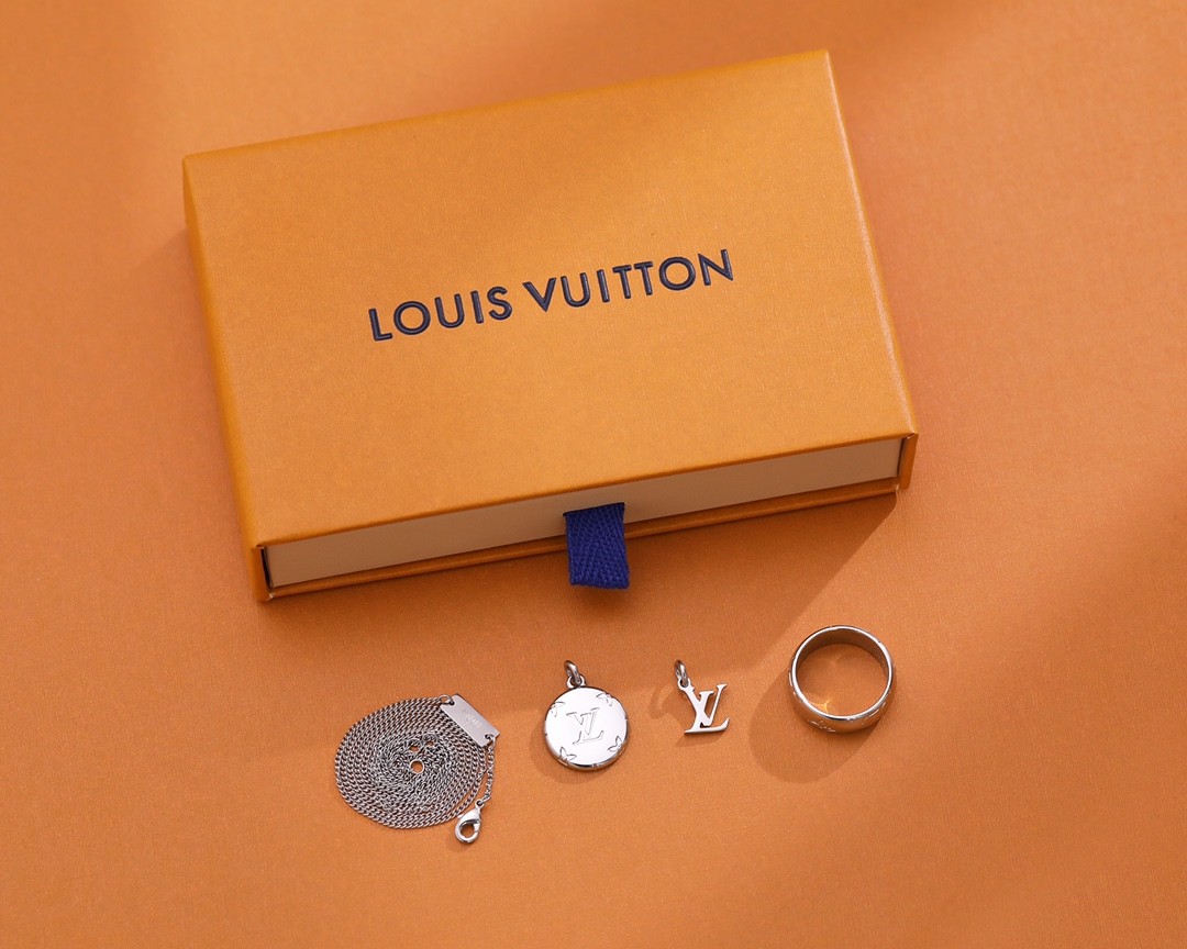 2024 Summer:Shebag Louis Vuitton M62485 MONOGRAM necklace silver(2024 July Updated)-Best Quality Fake designer Bag Review, Replica designer bag ru 2024 Summer:Shebag Louis Vuitton M62485 MONOGRAM necklace silver(2024 July Updated)-Best Quality Fake designer Bag Review, Replica designer bag ru