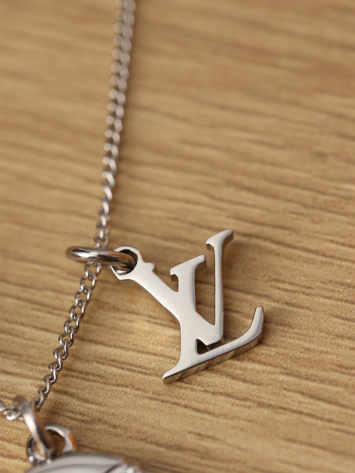 2024 Summer:Shebag Louis Vuitton M62485 MONOGRAM necklace silver(2024 July Updated)-Best Quality Fake designer Bag Review, Replica designer bag ru 2024 Summer:Shebag Louis Vuitton M62485 MONOGRAM necklace silver(2024 July Updated)-Best Quality Fake designer Bag Review, Replica designer bag ru