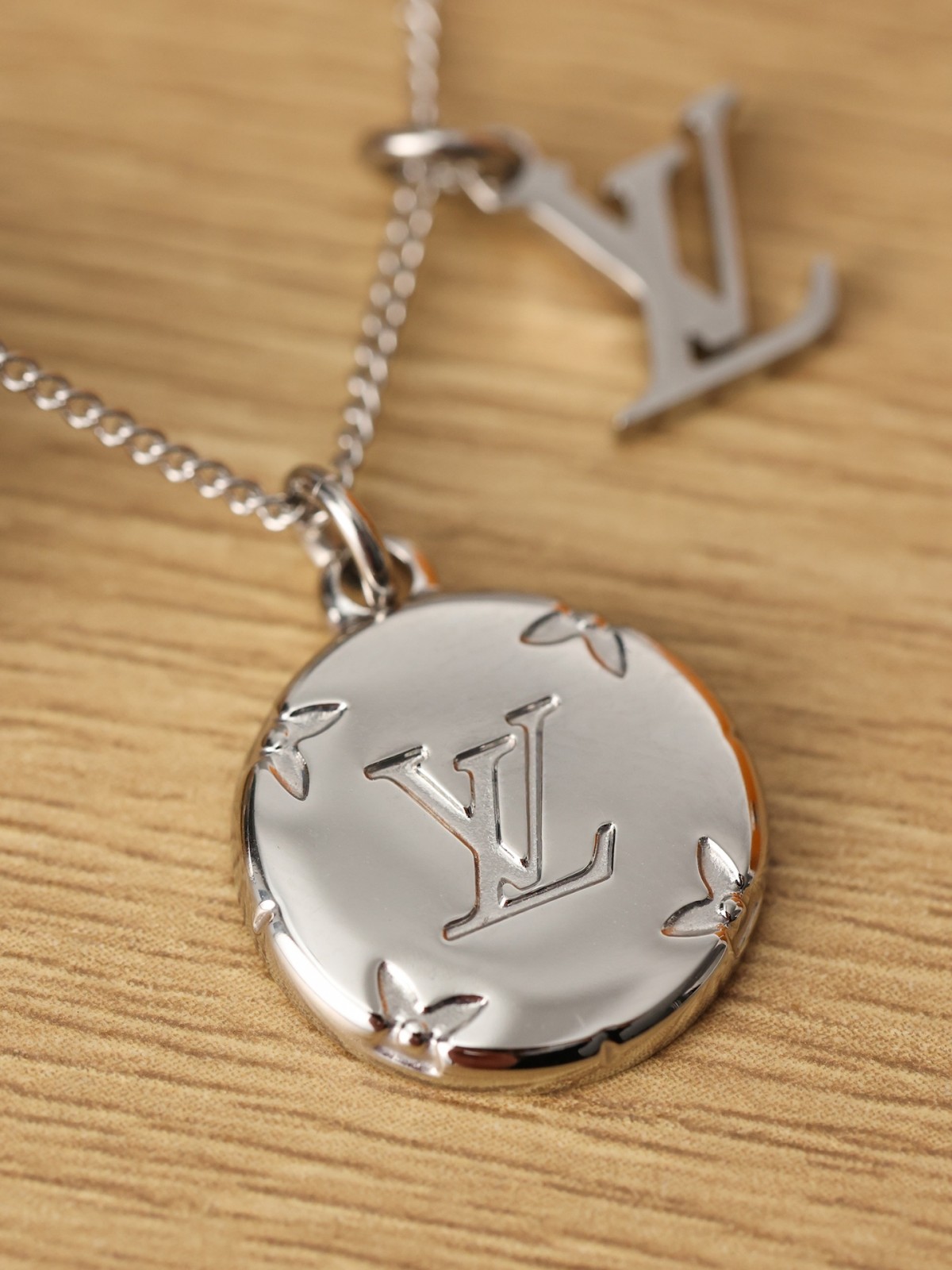 2024 Summer:Shebag Louis Vuitton M62485 MONOGRAM necklace silver(2024 July Updated)-Best Quality Fake designer Bag Review, Replica designer bag ru 2024 Summer:Shebag Louis Vuitton M62485 MONOGRAM necklace silver(2024 July Updated)-Best Quality Fake designer Bag Review, Replica designer bag ru