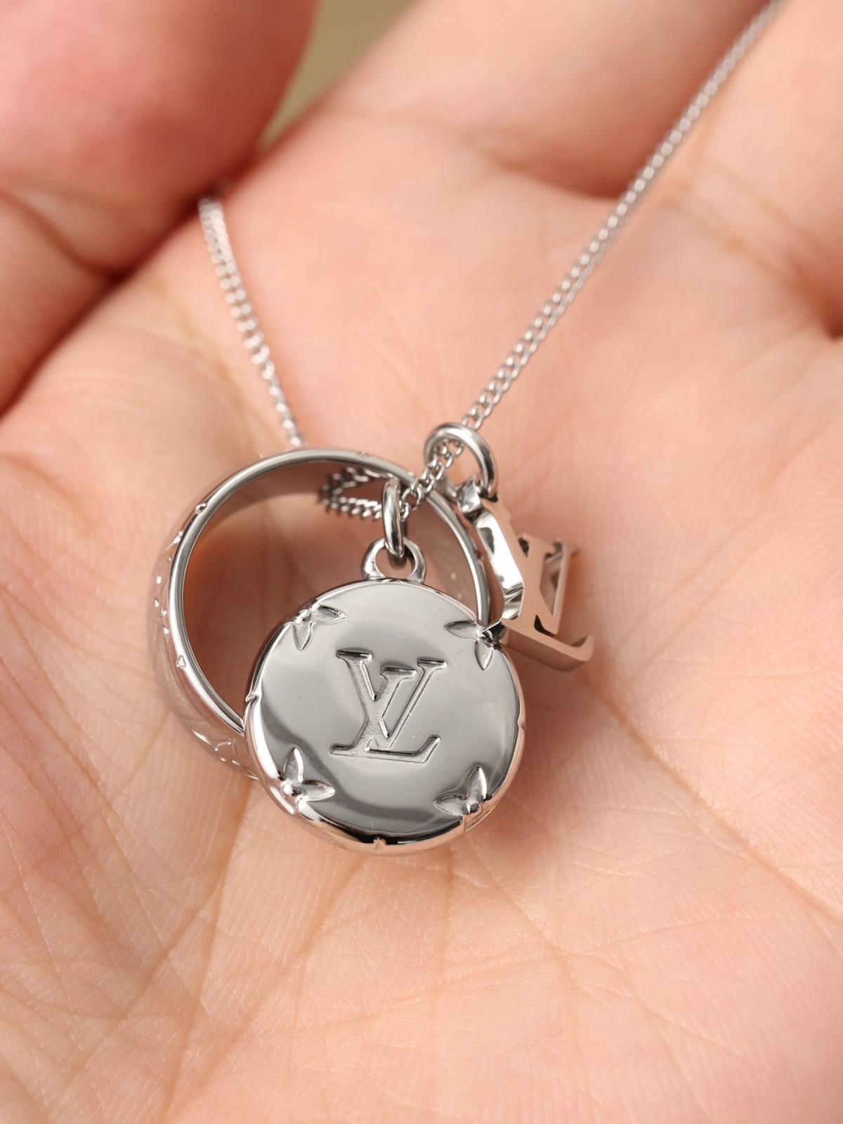 2024 Summer:Shebag Louis Vuitton M62485 MONOGRAM necklace silver(2024 July Updated)-Best Quality Fake designer Bag Review, Replica designer bag ru 2024 Summer:Shebag Louis Vuitton M62485 MONOGRAM necklace silver(2024 July Updated)-Best Quality Fake designer Bag Review, Replica designer bag ru